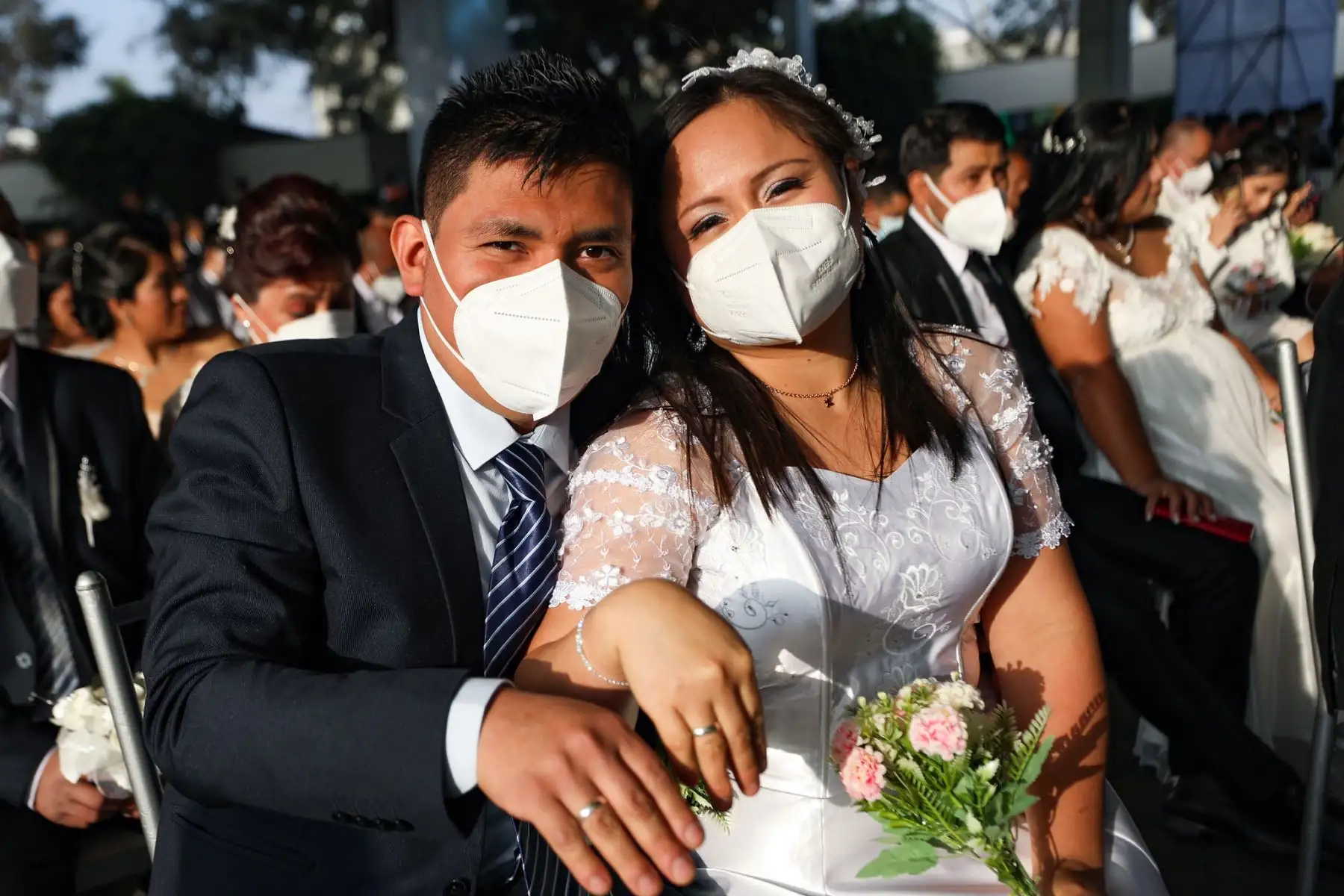 Cada una de las parejas recibió una constancia de matrimonio, un refrigerio y una porción de torta. Los recién casados bailaron su primera canción juntos y se tomaron fotos para el recuerdo.
Foto: Municipalidad de Lima