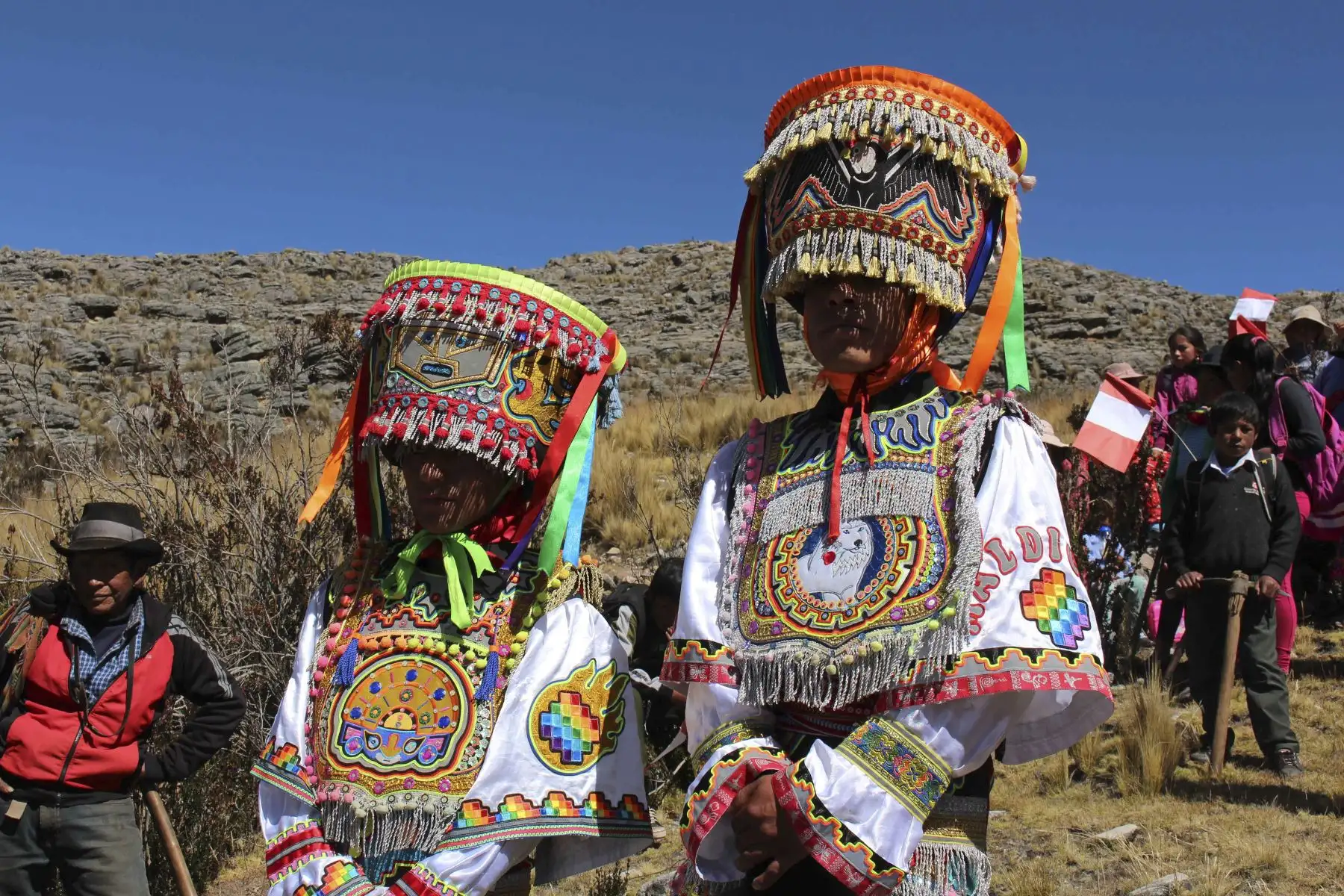 Danzantes de tijeras acompañan un ritual ancestral de pago a la tierra durante las labores de "cría de agua" en la zona de Patahuasi, en el departamento de Apurímac.
Foto: EFE