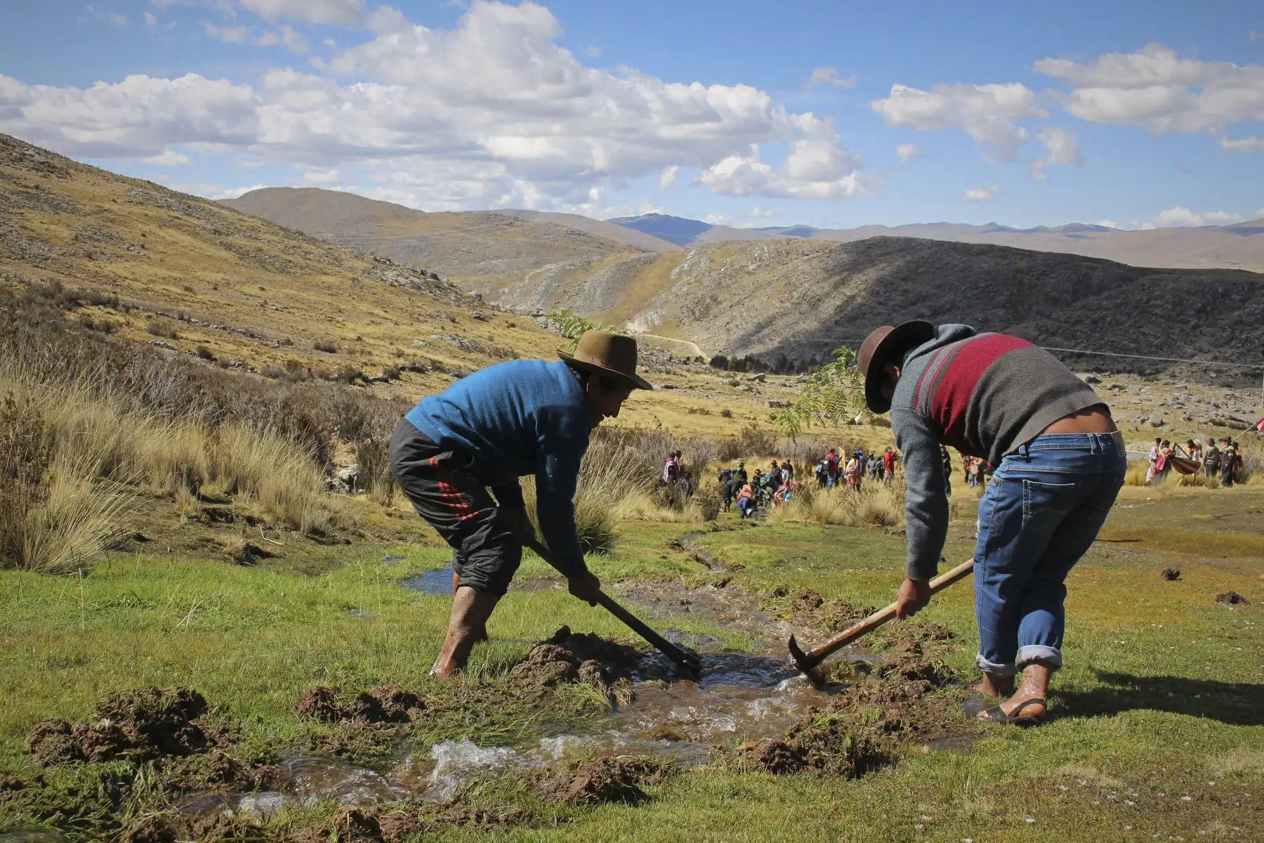 Campesinos realizan labores de "cría de agua" en la zona de Patahuasi,  en el departamento de Apurímac (Perú). La relación de las comunidades campesinas andinas peruanas con el medio que las rodea mezcla ritualidad, respeto y conocimientos ancestrales.
Foto: EFE