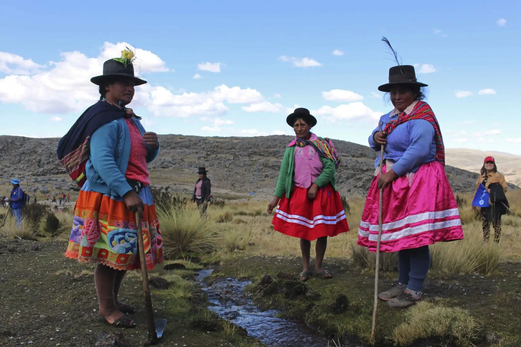 Campesinas realizan labores de "cría de agua" en la zona de Patahuasi,en el departamento de Apurímac (Perú). La relación de las comunidades campesinas andinas peruanas con el medio que las rodea mezcla ritualidad, respeto y conocimientos ancestrales.
Foto: EFE