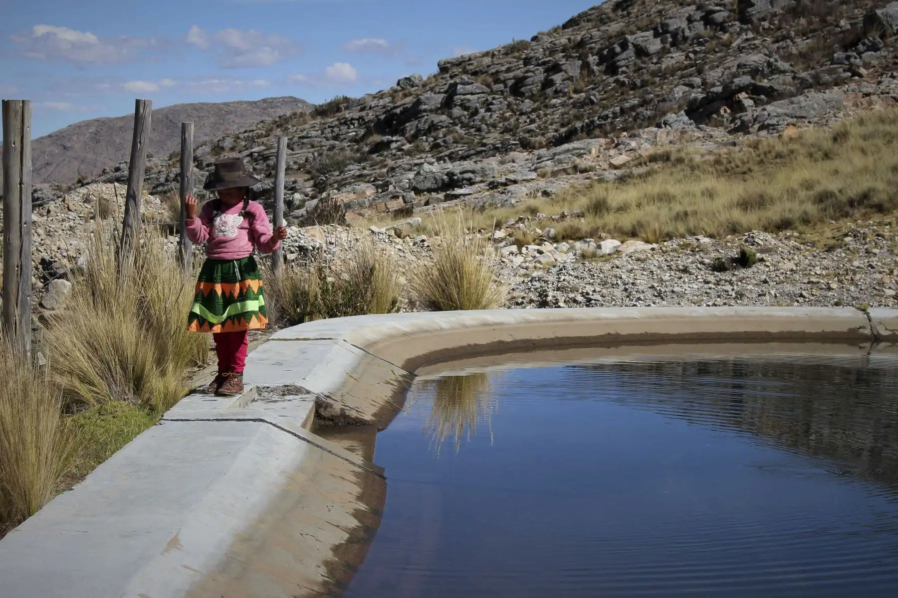 Una niña acompaña la "cría de agua" en la zona de Patahuasi, en el departamento de Apurímac (Perú). La relación de las comunidades campesinas andinas peruanas con el medio que las rodea mezcla ritualidad, respeto y conocimientos ancestrales.
Foto: EFE