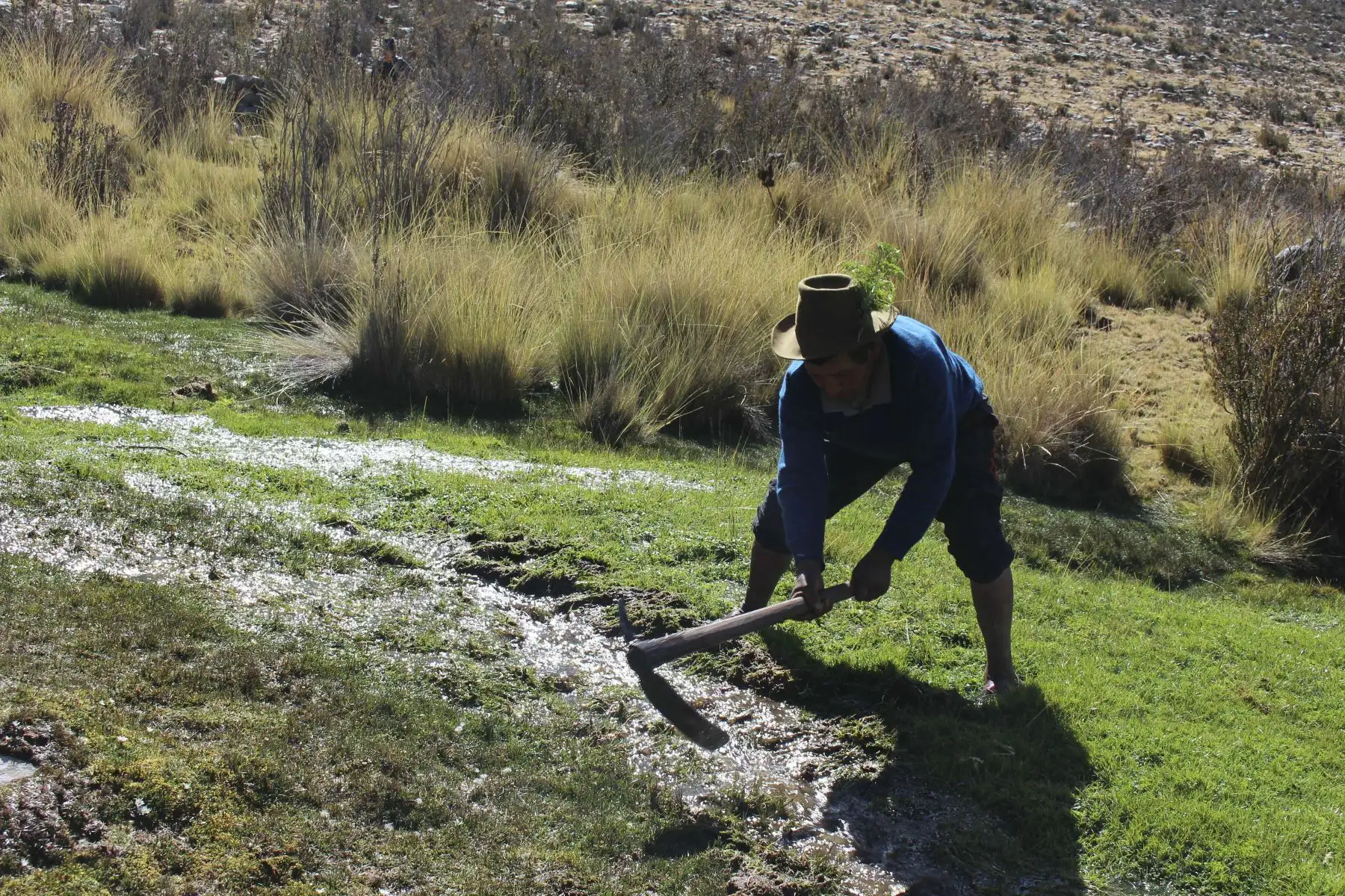 Un campesino realiza labores de "cría de agua" en la zona de Patahuasi, en el departamento de Apurímac (Perú). La relación de las comunidades campesinas andinas peruanas con el medio que las rodea mezcla ritualidad, respeto y conocimientos.
Foto: EFE