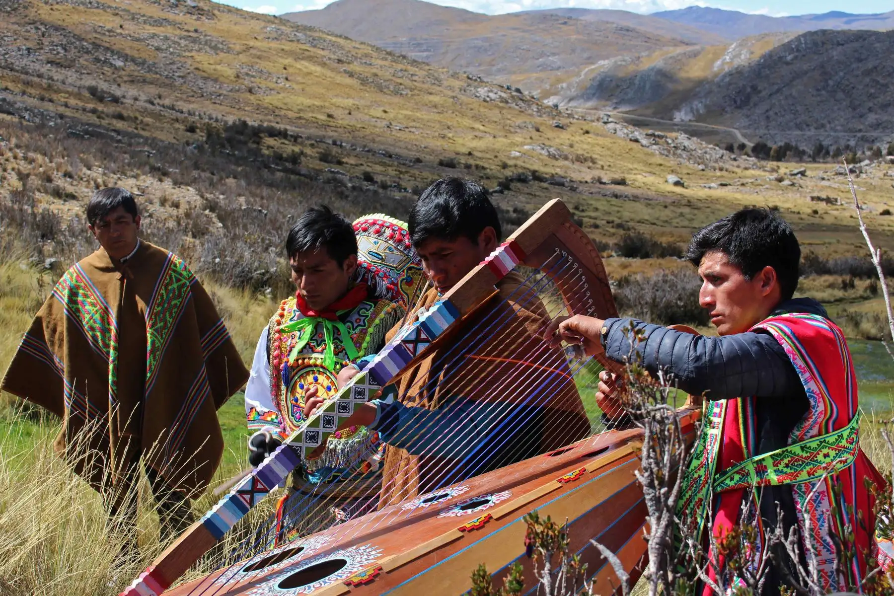 Músicos indígenas y campesinos acompañan un ritual de pago a la tierra durante las labores de "cría de agua" en la zona de Patahuasi,  en el departamento de Apurímac (Perú). 
Foto: EFE