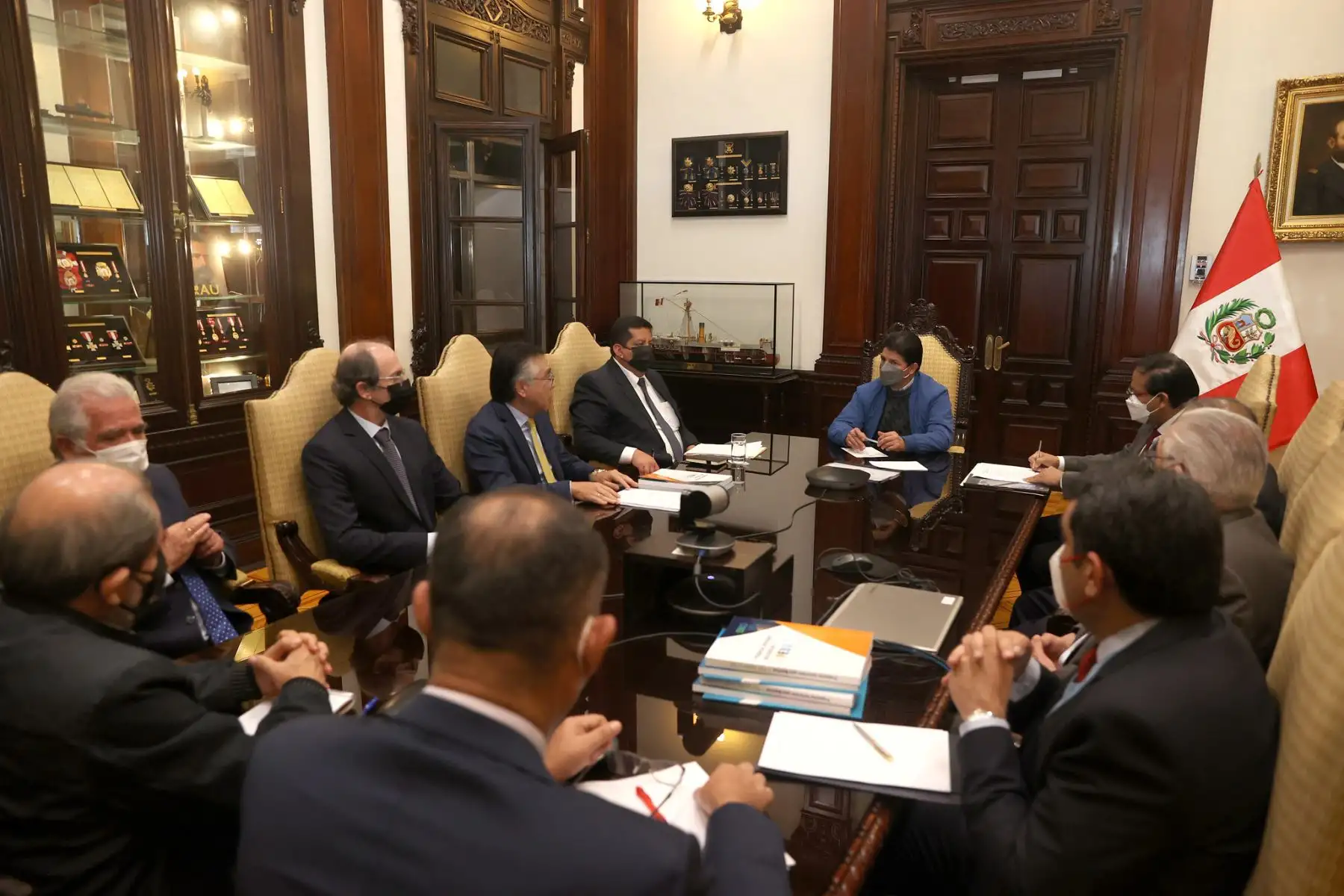 El presidente Pedro Castillo sostiene una reunión de trabajo con los representantes de la Sociedad Nacional de Industria, en el que se abordan diversas acciones para fortalecer la productividad en las regiones, así como propuestas para el desarrollo social y económico del país.
Foto: ANDINA/Prensa Presidencia