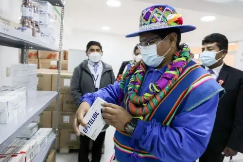 El presidente ejecutivo de EsSalud, Alegre Fonseca, visitó el Hospital Base III Juliaca y su servicio de farmacia, un espacio donde se podrá almacenar todos los medicamentos de dicho nosocomio y de los centros de la Red Asistencial Juliaca.