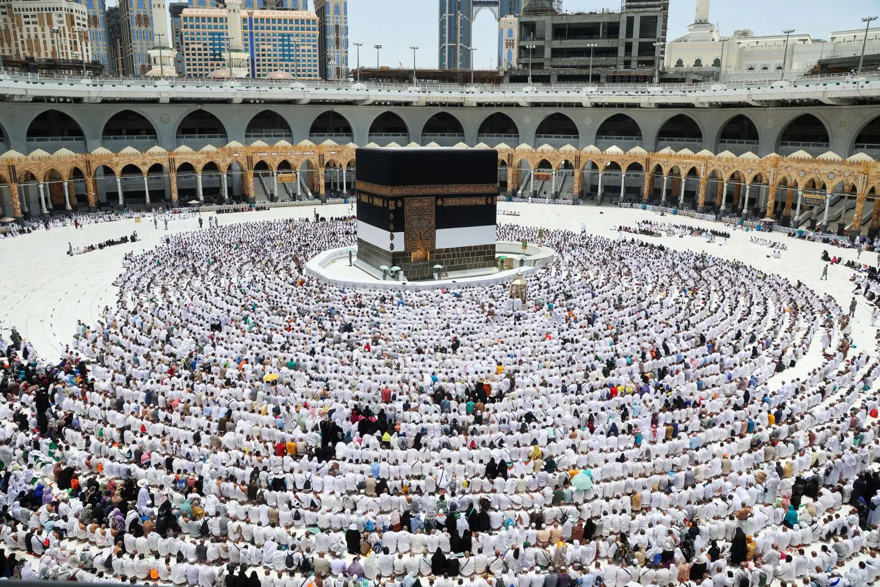 Los fieles rezan alrededor de la Kaaba, el santuario más sagrado del Islam, en la Gran Mezquita de la ciudad santa saudí de La Meca, el primer día de la fiesta de al-Adha celebrada por los musulmanes de todo el mundo.
Foto: AFP