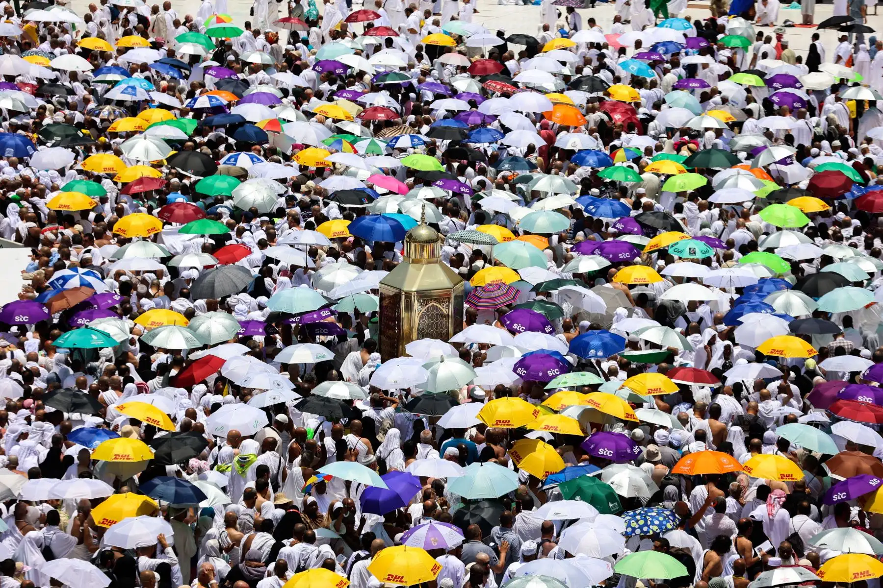 Los fieles rezan alrededor de la Kaaba, el santuario más sagrado del Islam, en la Gran Mezquita de la ciudad santa saudí de La Meca, el primer día de la fiesta de al-Adha celebrada por los musulmanes de todo el mundo.
Foto: AFP