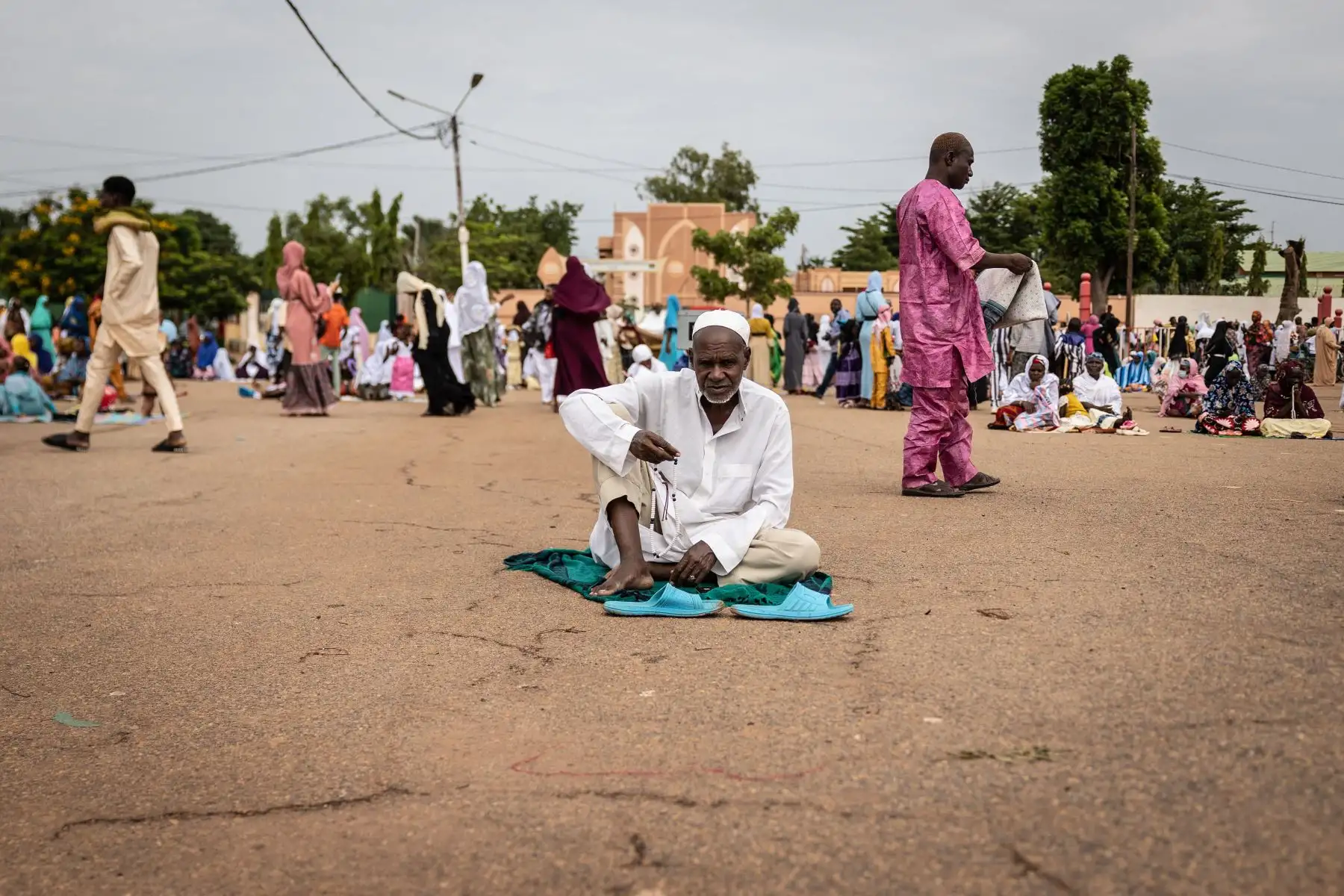 Un musulmán reza el primer día de Eid al-Adha, en la place de la Nation, en Uagadugú.
Foto: AFP