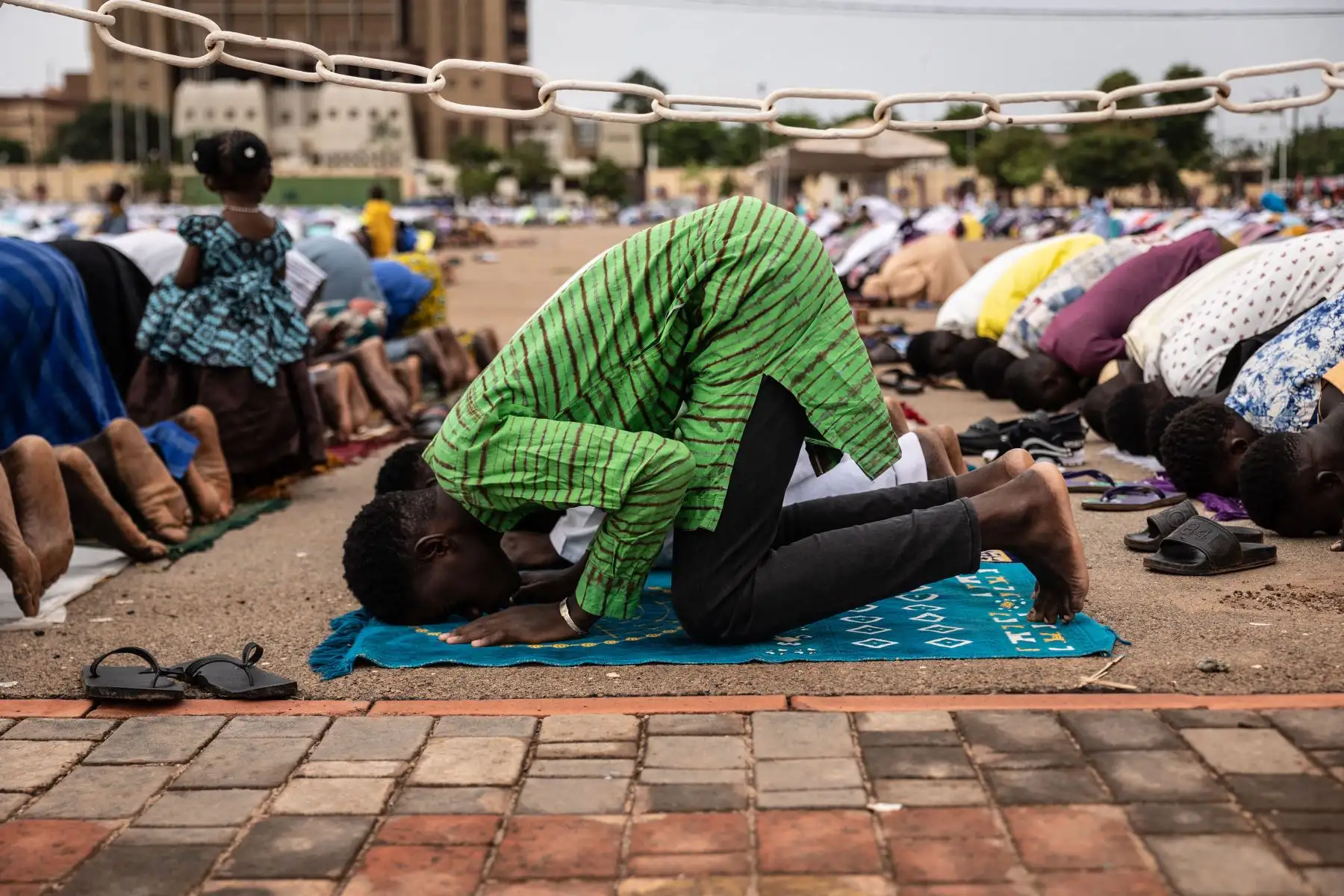 Fieles musulmanes de Burkina Faso rezan el primer día de Eid al-Adha, en la place de la Nation, en Uagadugú.
Foto: AFP