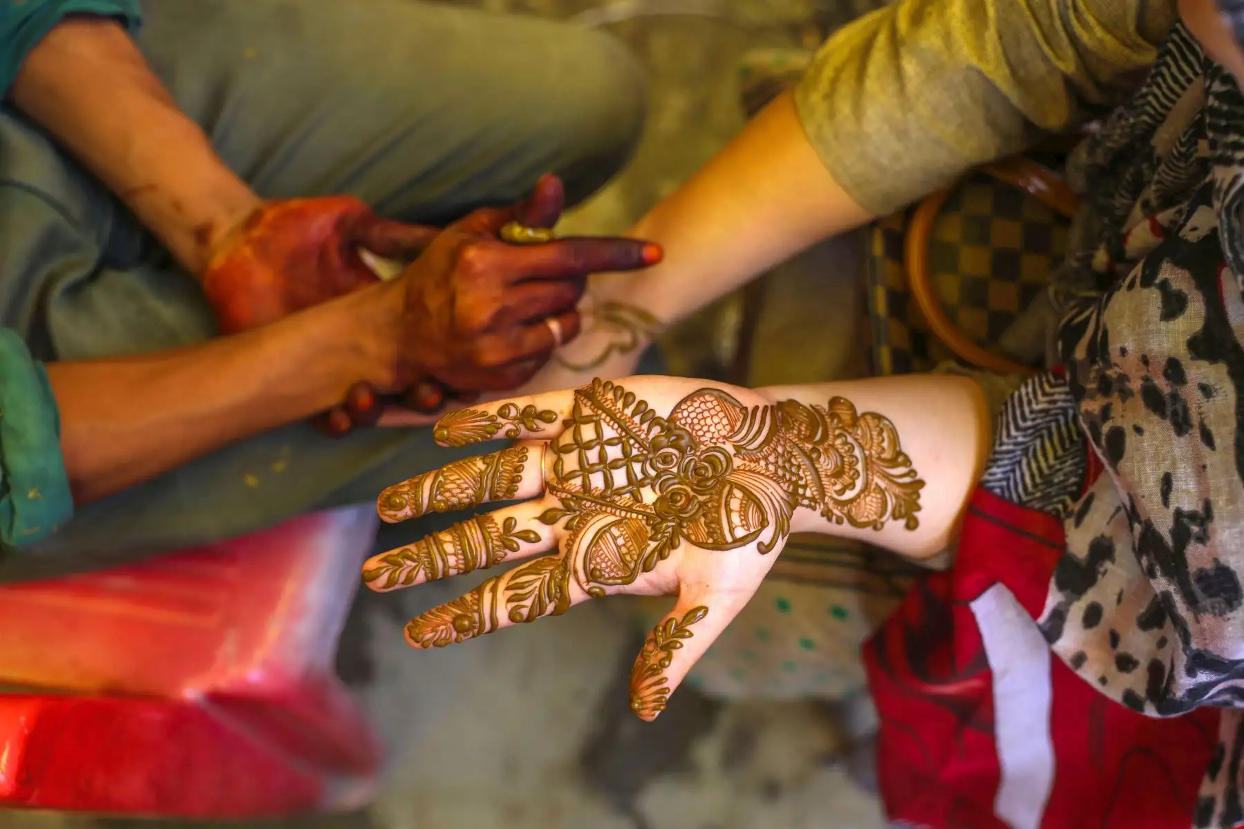 Una niña musulmana de Cachemira decora sus manos con henna en un mercado antes del festival Eid al-Adha, en Srinagar, la capital de verano de la Cachemira india.
Foto: EFE