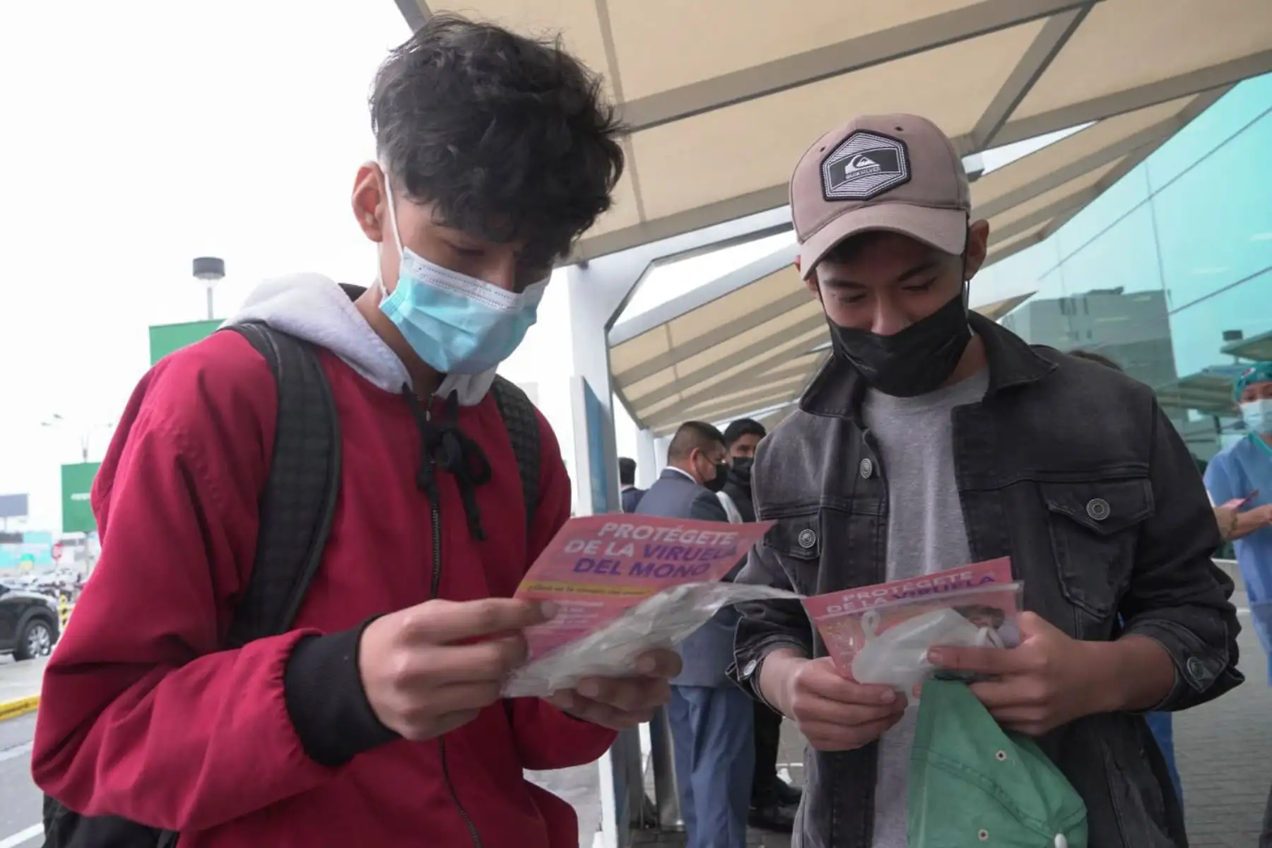 El Minsa continúa fortaleciendo las acciones preventivas frente a la Viruela del Mono. En el aeropuerto internacional Jorge Chávez, el personal de salud recomendó a peruanos y extranjeros evitar el contacto con personas que presenten síntomas, el uso correcto de la mascarilla y el lavado de manos.
Foto: Minsa