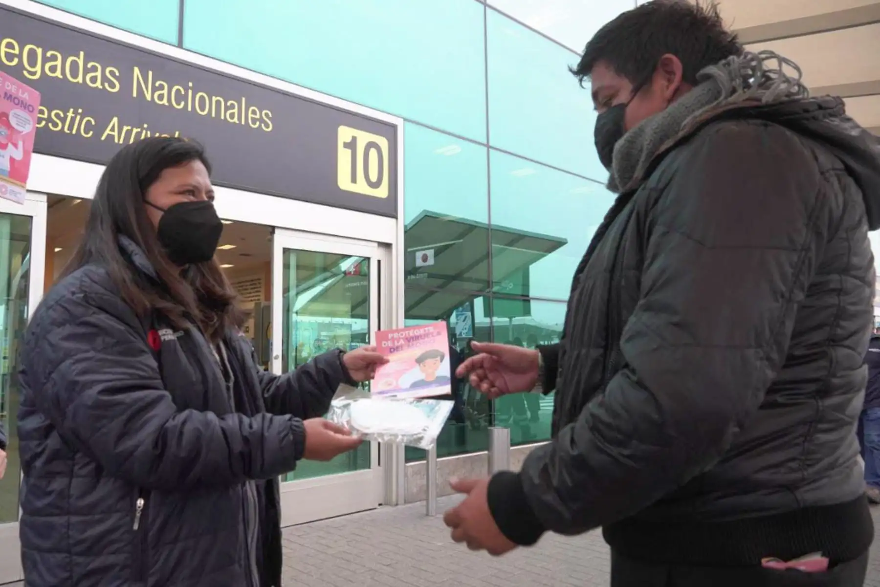 El Minsa continúa fortaleciendo las acciones preventivas frente a la Viruela del Mono. En el aeropuerto internacional Jorge Chávez, el personal de salud recomendó a peruanos y extranjeros evitar el contacto con personas que presenten síntomas, el uso correcto de la mascarilla y el lavado de manos.
Foto: Minsa
