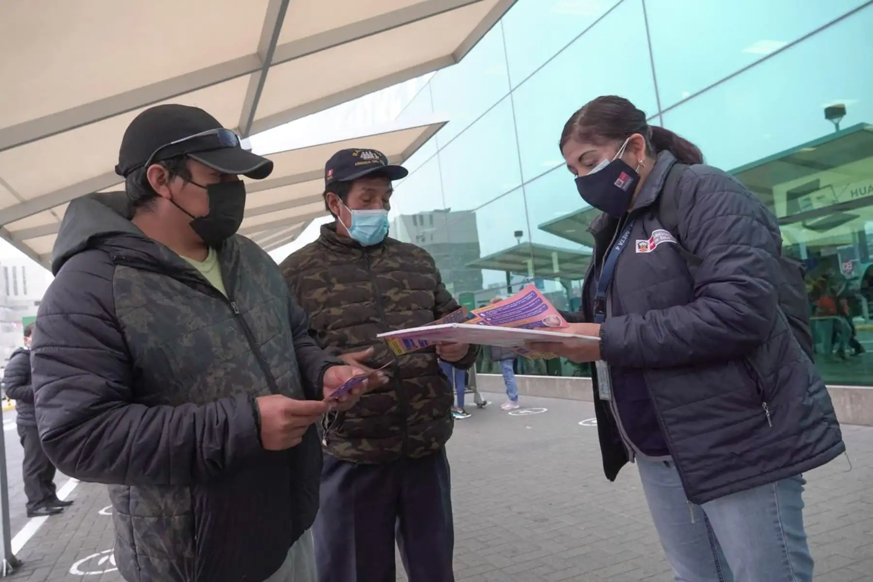 El Minsa continúa fortaleciendo las acciones preventivas frente a la Viruela del Mono. En el aeropuerto internacional Jorge Chávez, el personal de salud recomendó a peruanos y extranjeros evitar el contacto con personas que presenten síntomas, el uso correcto de la mascarilla y el lavado de manos.
Foto: Minsa