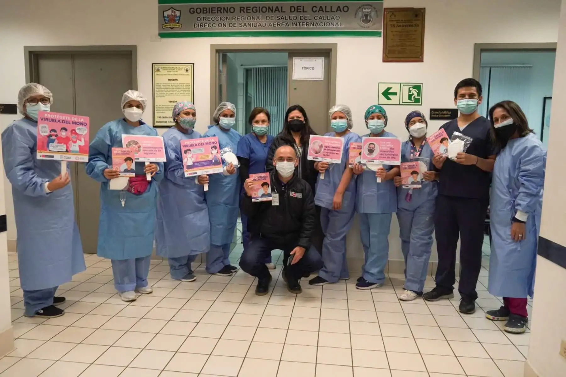 El Minsa continúa fortaleciendo las acciones preventivas frente a la Viruela del Mono. En el aeropuerto internacional Jorge Chávez, el personal de salud recomendó a peruanos y extranjeros evitar el contacto con personas que presenten síntomas, el uso correcto de la mascarilla y el lavado de manos.
Foto: Minsa