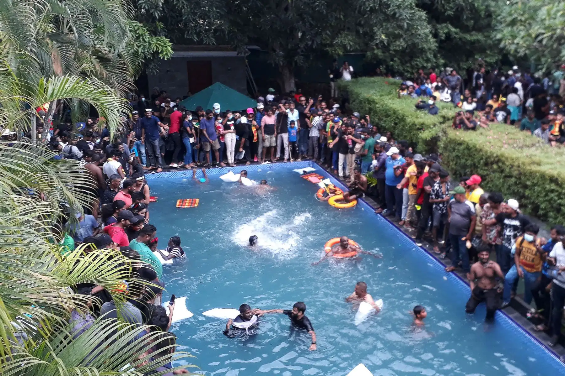 Los manifestantes que exigen la renuncia del presidente de Sri Lanka, Gotabaya Rajapaksa, nadan en una piscina dentro del complejo del Palacio Presidencial de Sri Lanka en Colombo.
Foto: AFP