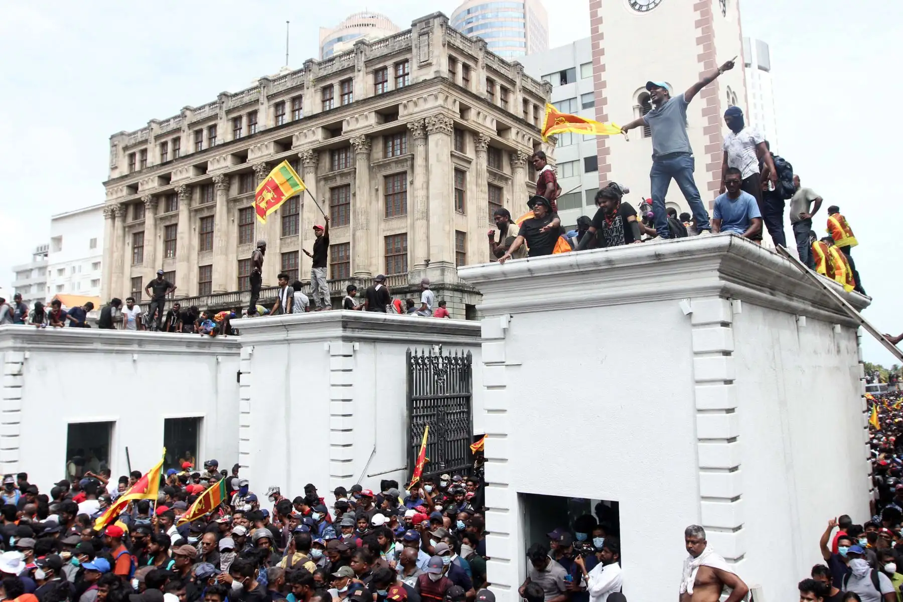 Manifestantes que exigen la renuncia del presidente de Sri Lanka, Gotabaya Rajapaksa, se reúnen dentro del complejo del Palacio Presidencial de Sri Lanka en Colombo.
Foto: AFP