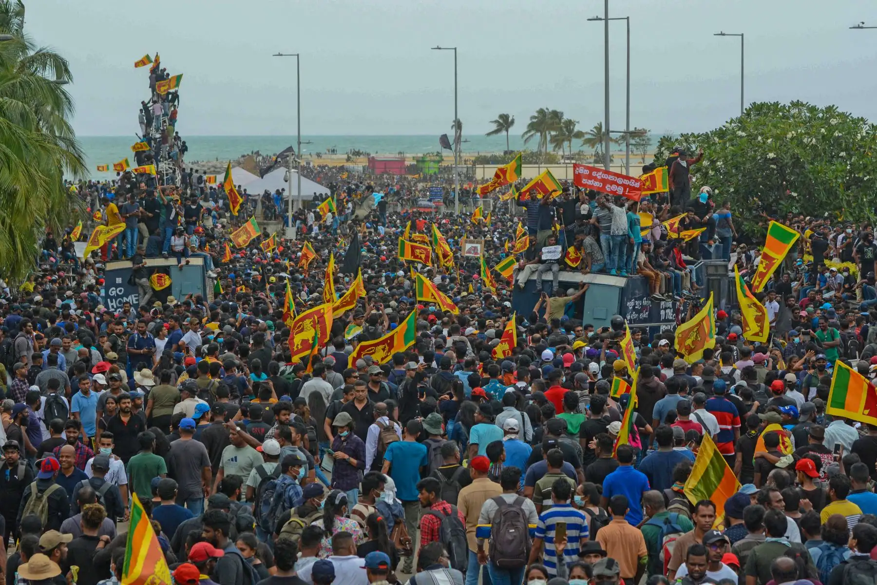 Los manifestantes que exigen la renuncia del presidente de Sri Lanka, Gotabaya Rajapaksa, se reúnen cerca del recinto del Palacio Presidencial de Sri Lanka en Colombo.
Foto: AFP