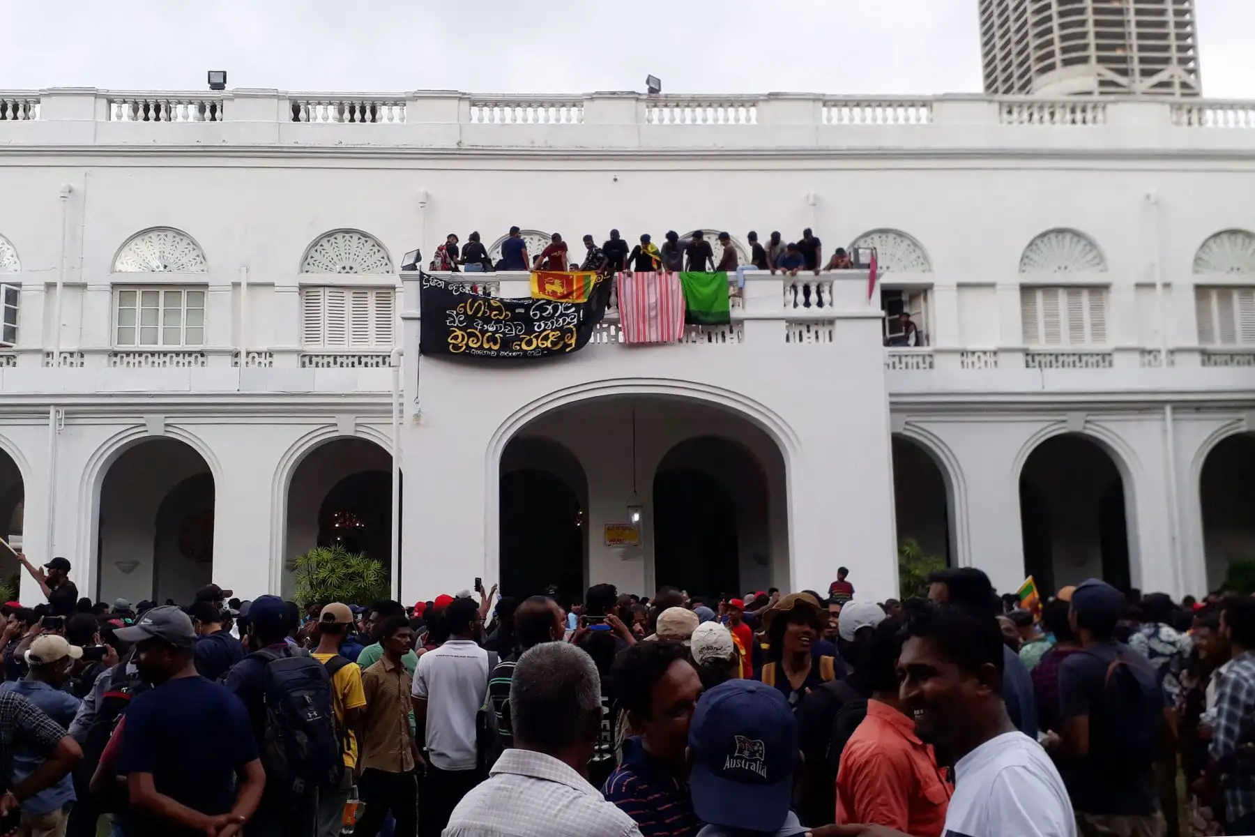 Los manifestantes que exigen la renuncia del presidente de Sri Lanka, Gotabaya Rajapaksa, se reúnen dentro del complejo del Palacio Presidencial de Sri Lanka en Colombo.
Foto: AFP