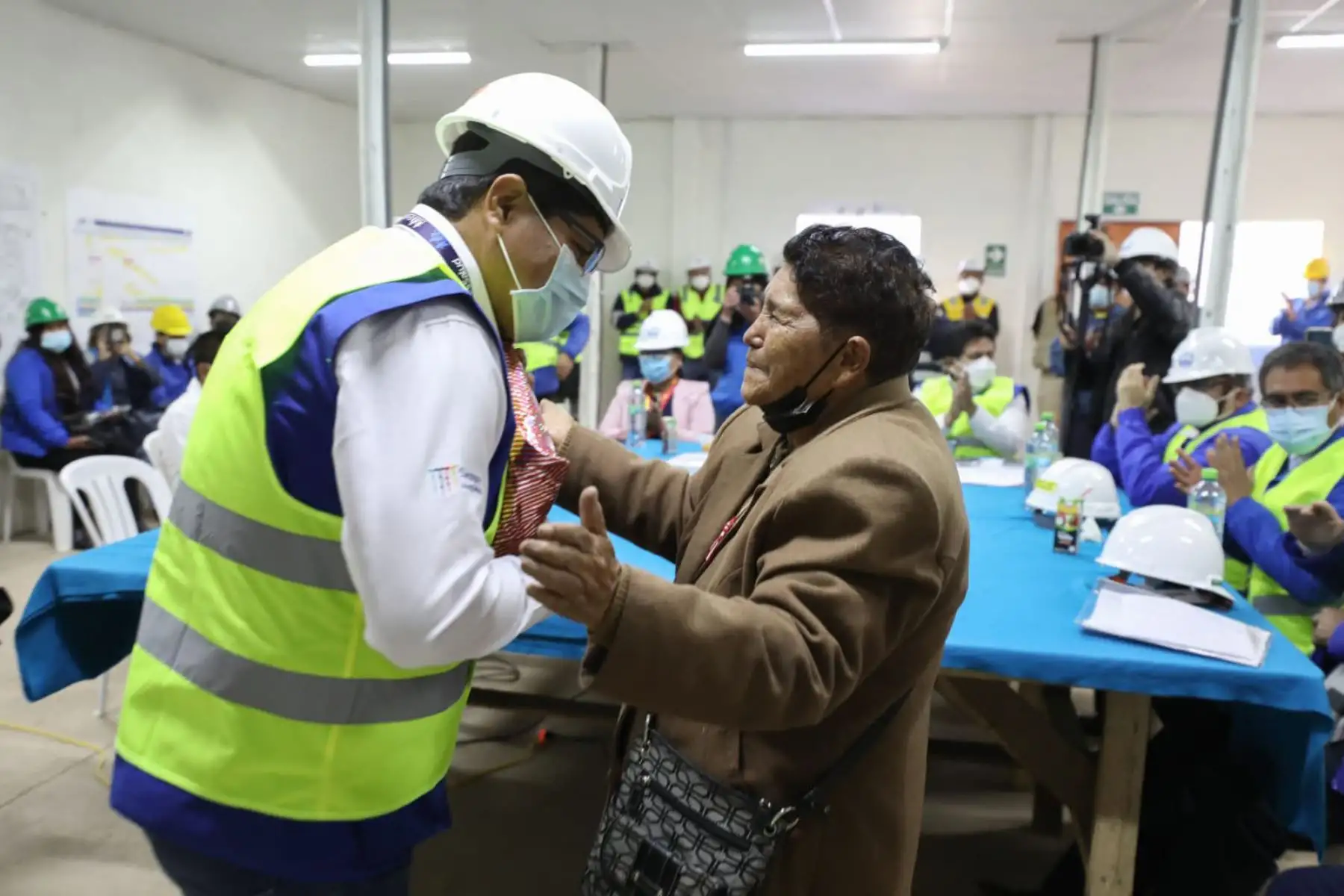 El presidente ejecutivo de EsSalud, Alegre Fonseca Espinoza, llegó a la ciudad de Puno para supervisar el avance del Hospital del Altiplano, un moderno nosocomio de alta complejidad que beneficiará a más de 250 mil asegurados de la región.
Foto: EsSalud