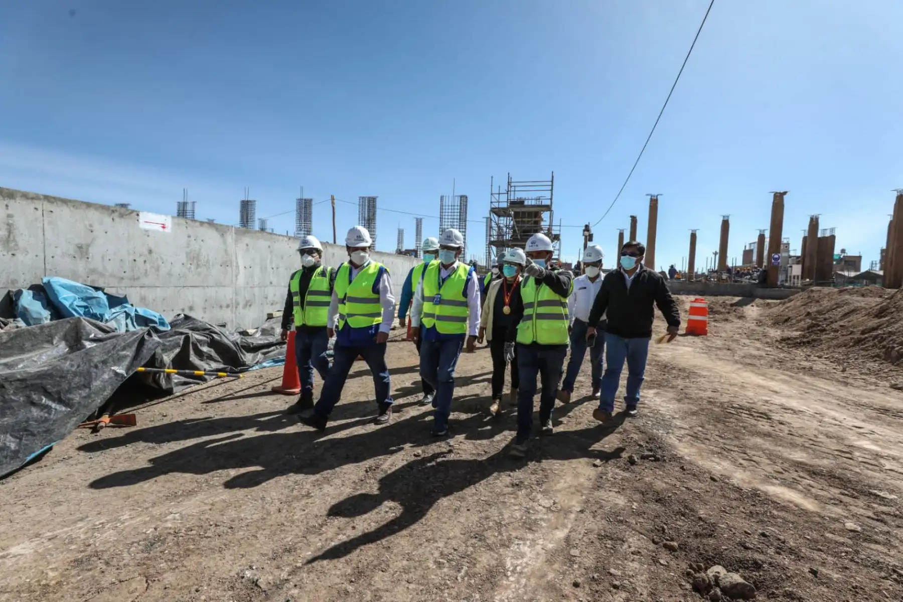 El presidente ejecutivo de EsSalud, Alegre Fonseca Espinoza, llegó a la ciudad de Puno para supervisar el avance del Hospital del Altiplano, un moderno nosocomio de alta complejidad que beneficiará a más de 250 mil asegurados de la región.
Foto: EsSalud