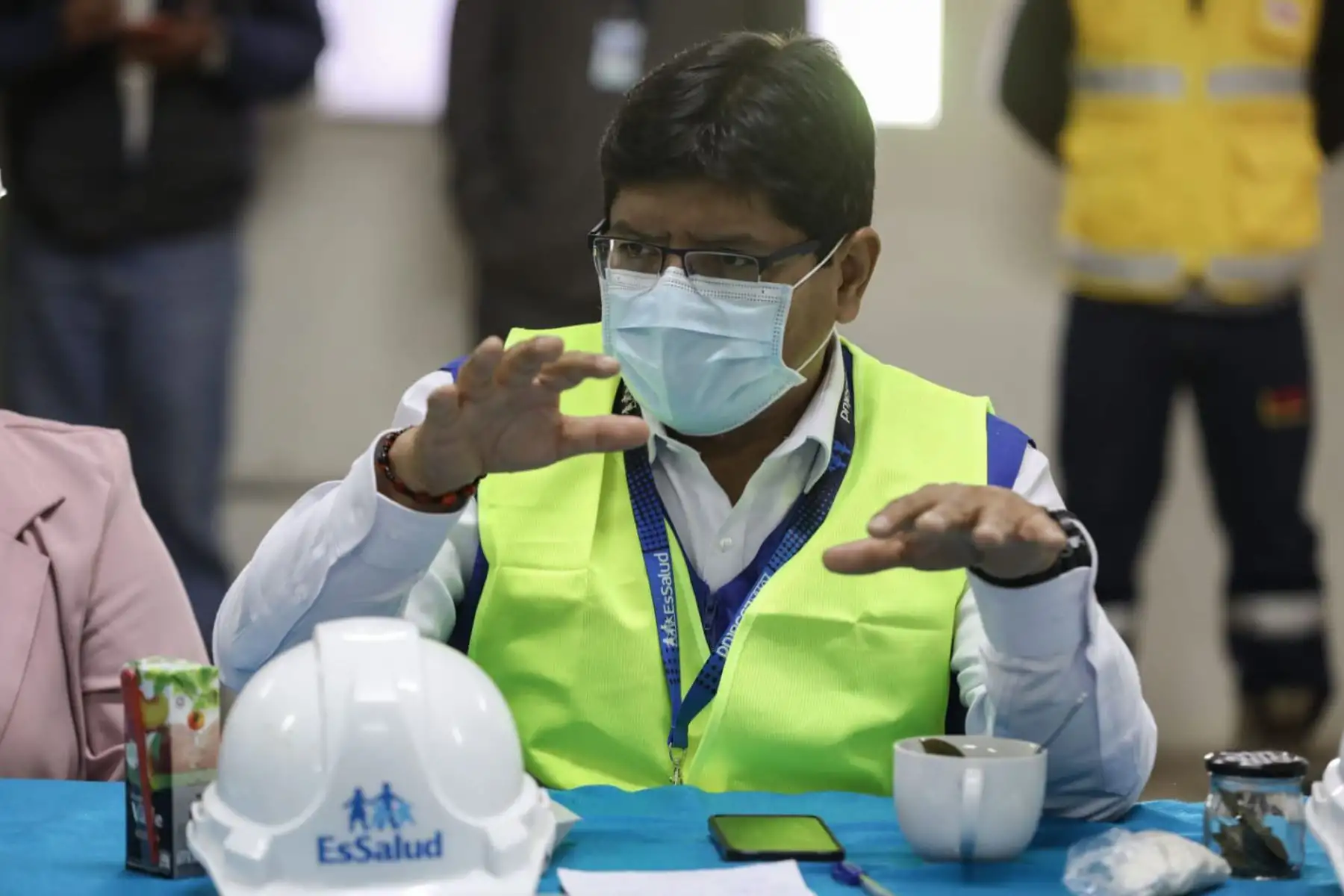 El presidente ejecutivo de EsSalud, Alegre Fonseca Espinoza, llegó a la ciudad de Puno para supervisar el avance del Hospital del Altiplano, un moderno nosocomio de alta complejidad que beneficiará a más de 250 mil asegurados de la región.
Foto: EsSalud