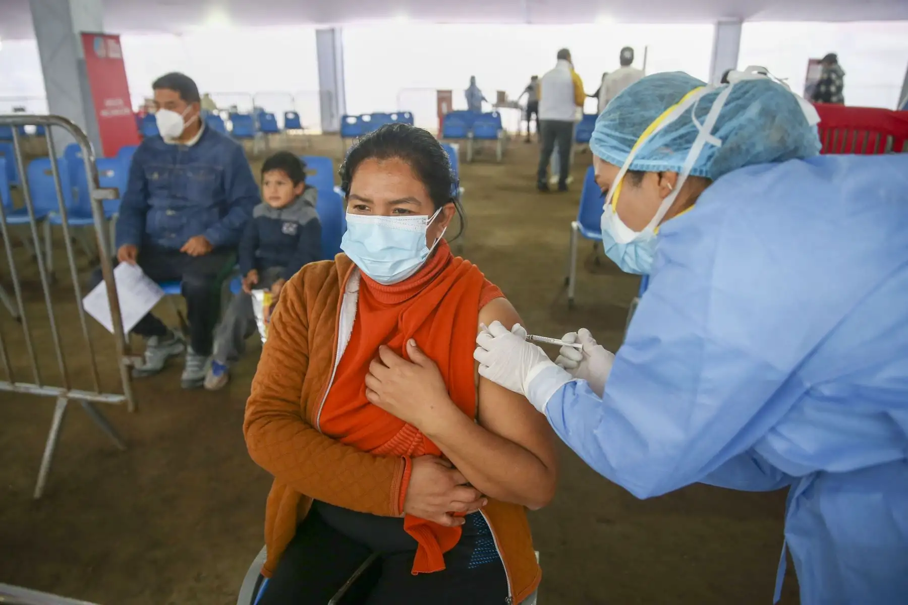 Ministerio de Salud realiza campaña de vacunación contra la influenza y el covid-19 en el Instituto Peruano del Deporte de San Juan de Miraflores.
Foto: ANDINA/Carla Patiño Ramírez