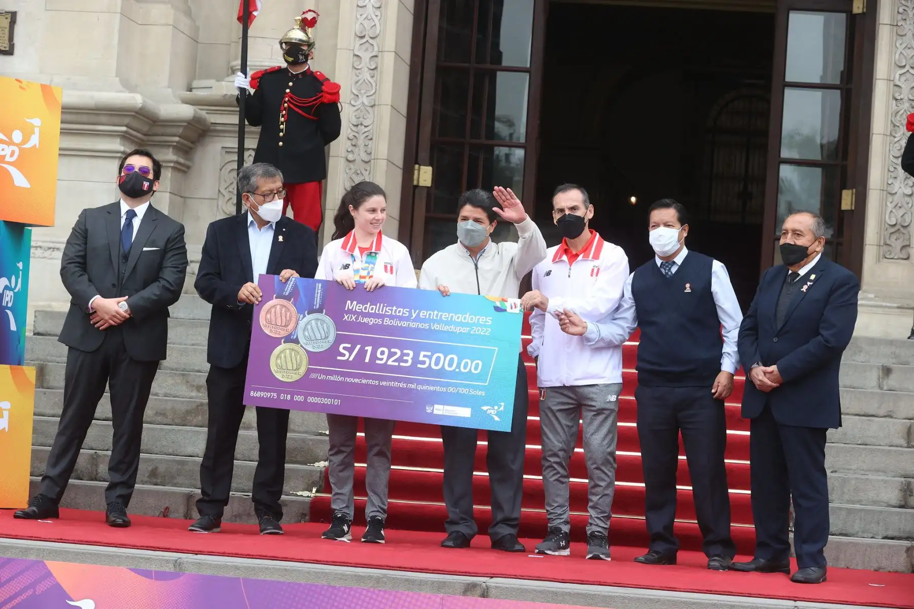 Presidente de la República, Pedro Castillo, entrega premios a deportistas peruanos que obtuvieron medallas en la XIX edición de los Juegos Bolivarianos Valledupar 2022.
Foto: ANDINA/Prensa Presidencia