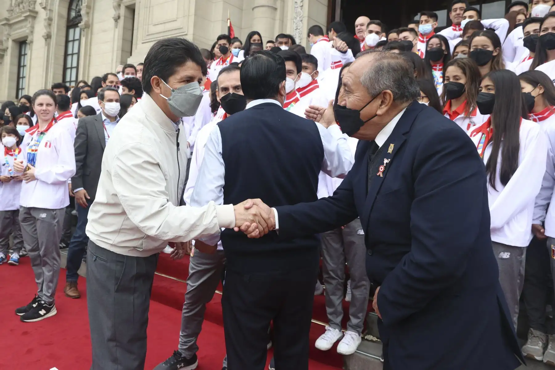 Presidente de la República, Pedro Castillo, entrega premios a deportistas peruanos que obtuvieron medallas en la XIX edición de los Juegos Bolivarianos Valledupar 2022.
Foto: ANDINA/Prensa Presidencia