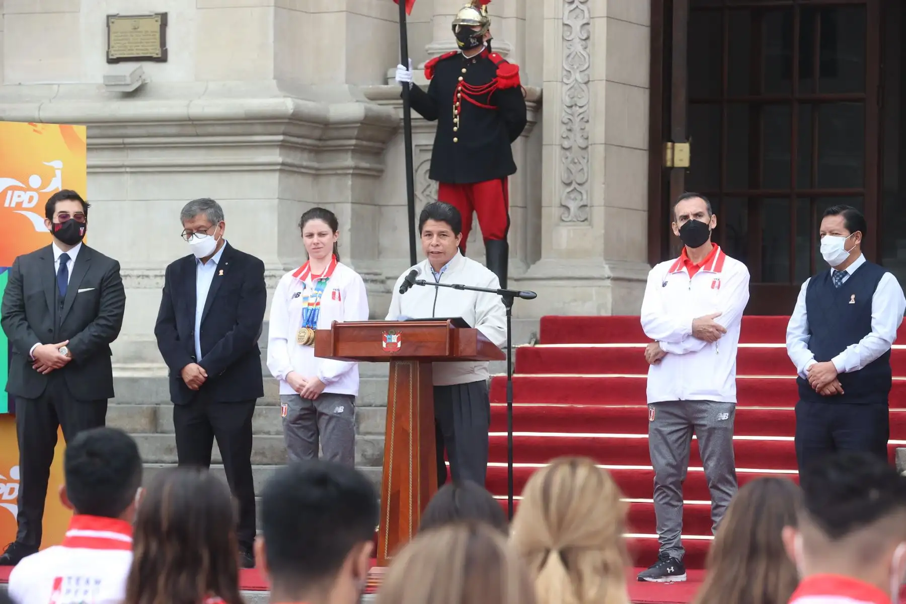 Presidente de la República, Pedro Castillo, entrega premios a deportistas peruanos que obtuvieron medallas en la XIX edición de los Juegos Bolivarianos Valledupar 2022.
Foto: ANDINA/Prensa Presidencia