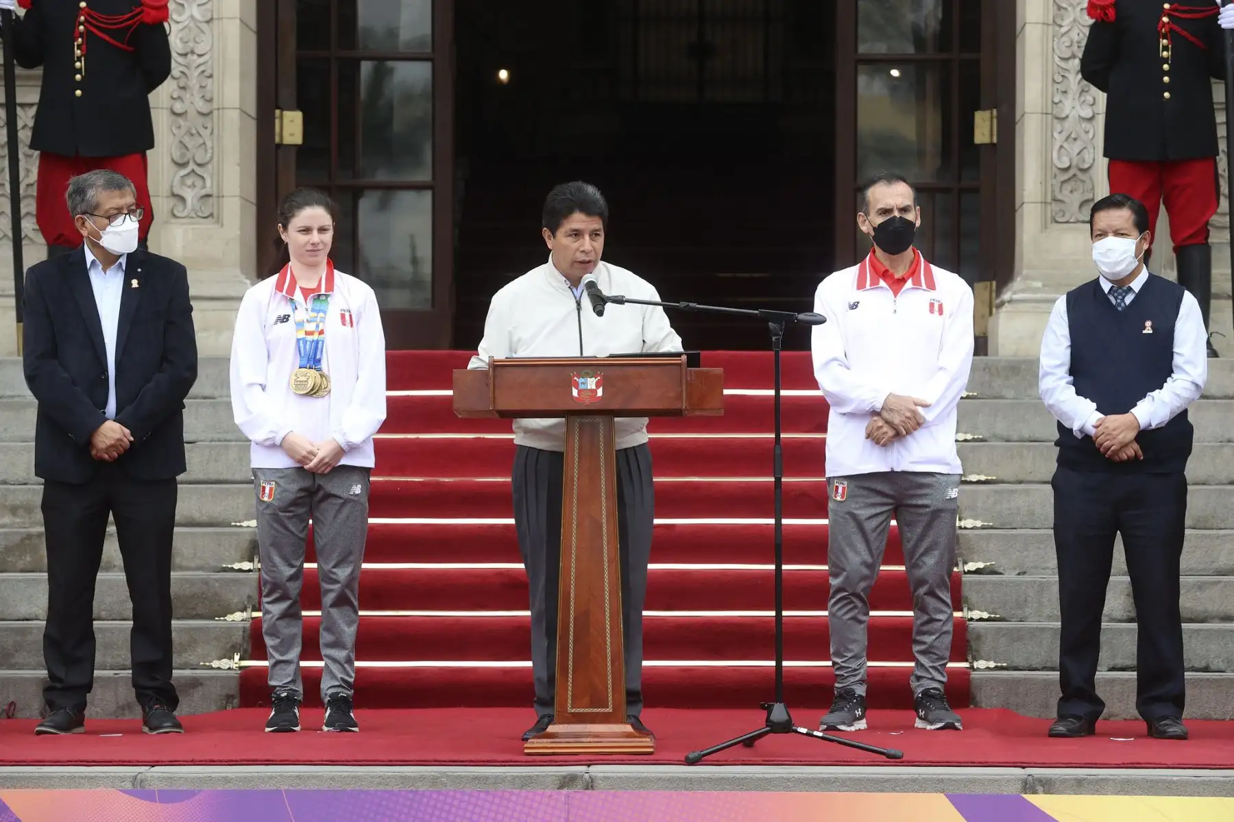 Presidente de la República, Pedro Castillo, entrega premios a deportistas peruanos que obtuvieron medallas en la XIX edición de los Juegos Bolivarianos Valledupar 2022.
Foto: ANDINA/Prensa Presidencia