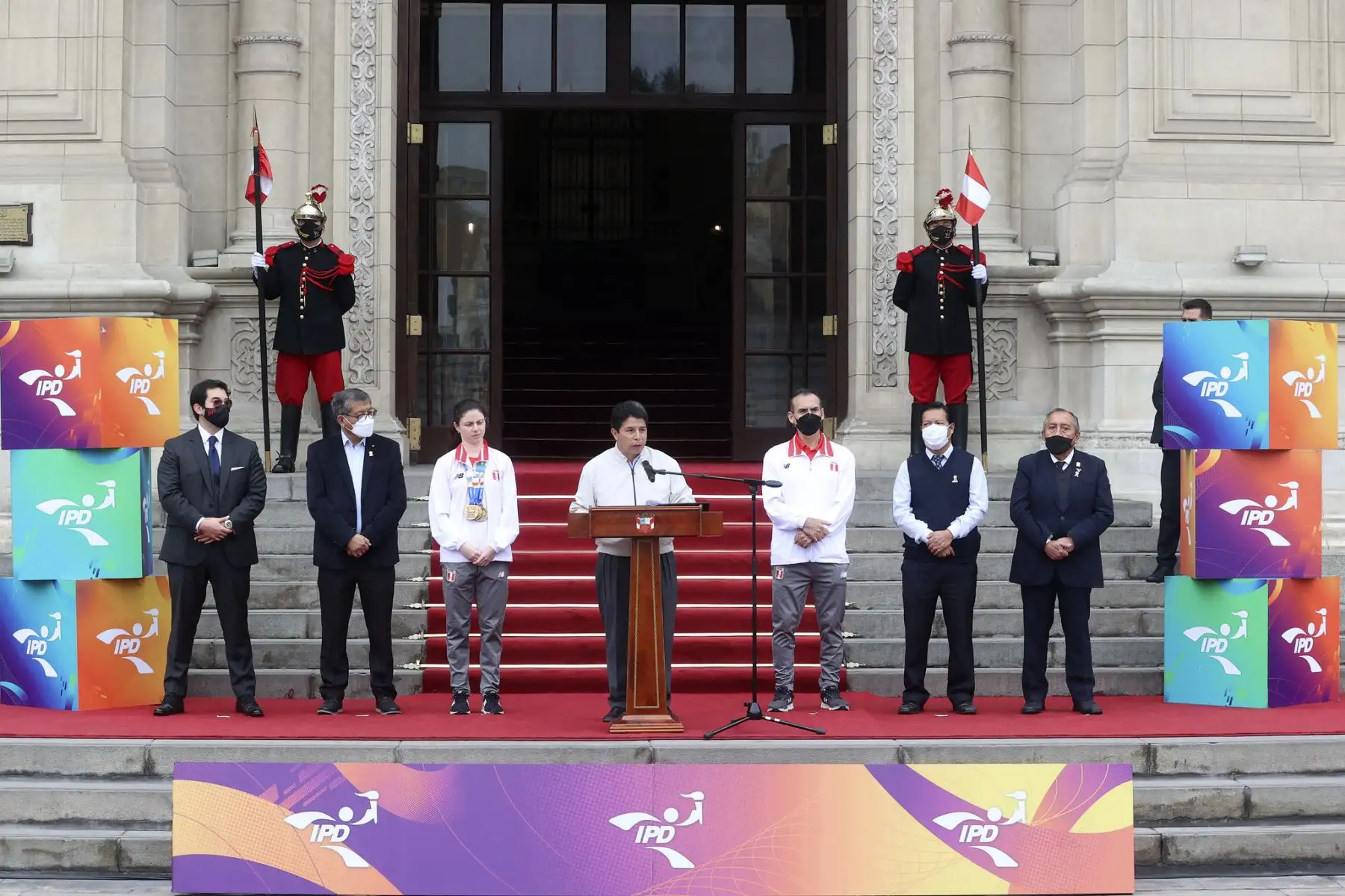 Presidente de la República, Pedro Castillo, entrega premios a deportistas peruanos que obtuvieron medallas en la XIX edición de los Juegos Bolivarianos Valledupar 2022.
Foto: ANDINA/Prensa Presidencia