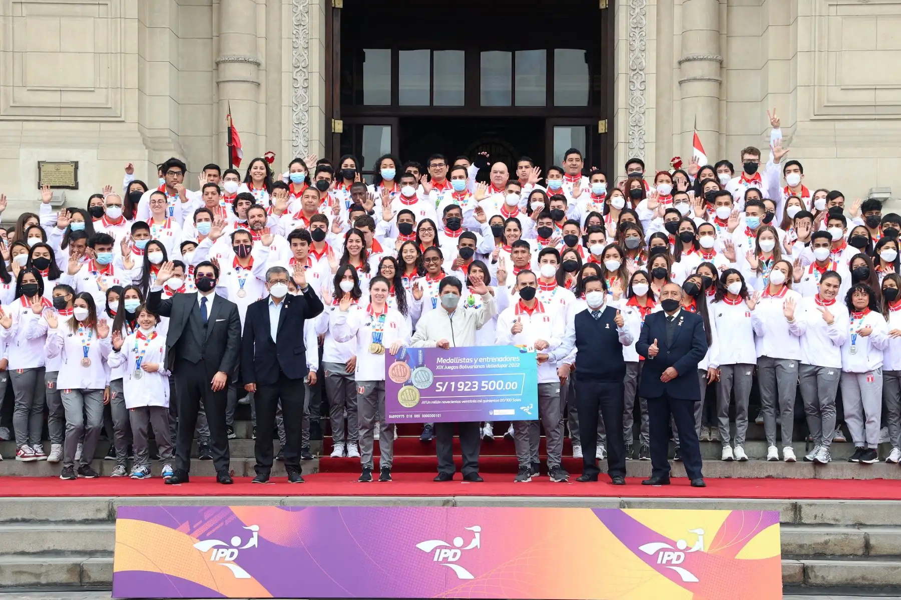 Presidente de la República, Pedro Castillo, entrega premios a deportistas peruanos que obtuvieron medallas en la XIX edición de los Juegos Bolivarianos Valledupar 2022.
Foto: ANDINA/Prensa Presidencia