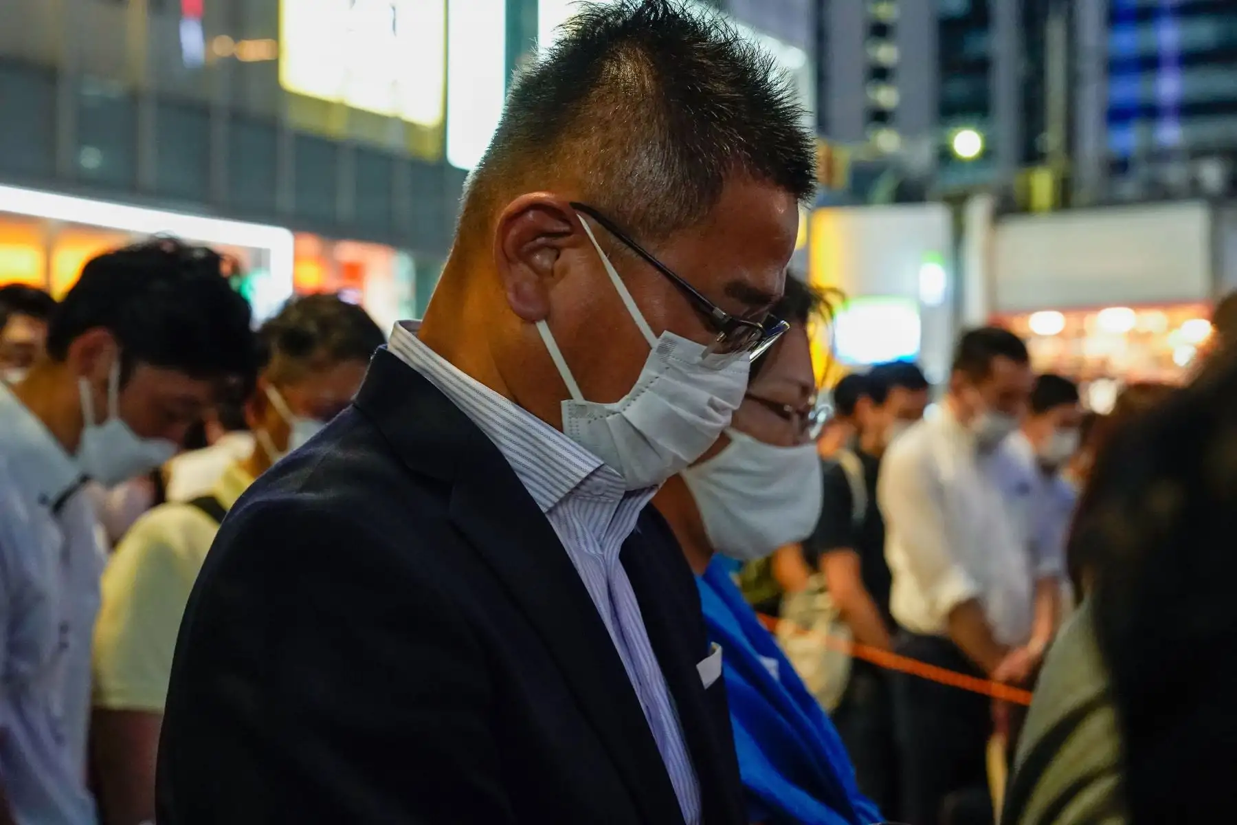 Un votante hace una pausa para un momento de silencio para conmemorar al ex primer ministro japonés Shinzo Abe antes del inicio de una campaña callejera electoral de la Cámara Alta en Tokio, Japón.
Foto: EFE