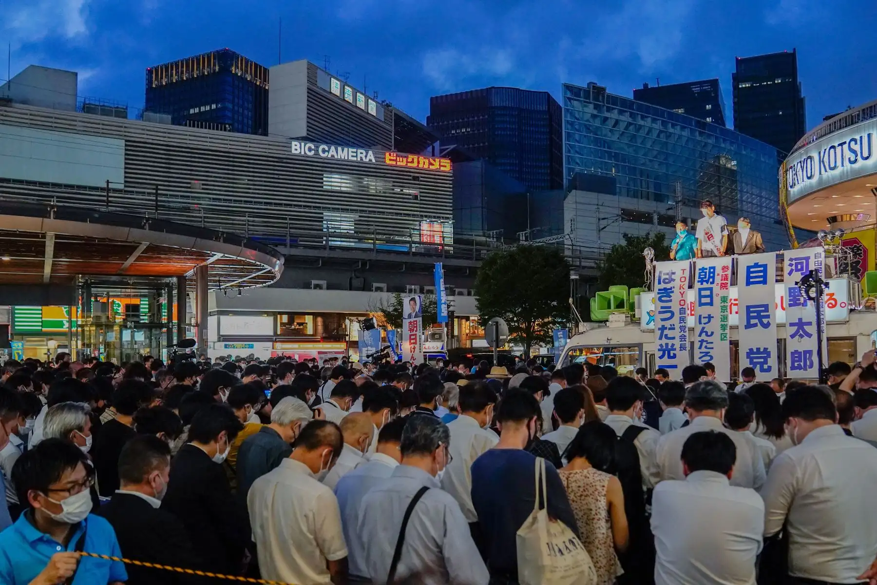 Los votantes hacen una pausa para un momento de silencio para conmemorar al ex primer ministro japonés Shinzo Abe antes del inicio de una campaña callejera electoral de la Cámara Alta en Tokio, Japón.
Foto: EFE