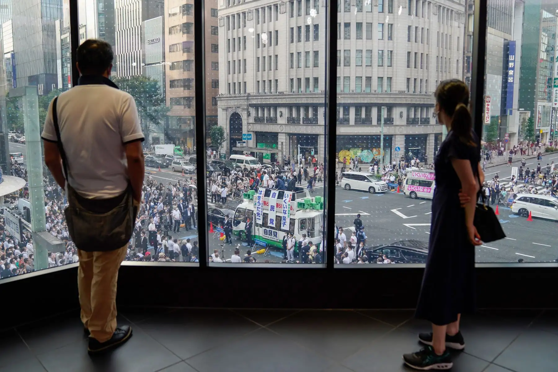 La gente mira una campaña electoral para la Cámara Alta desde la ventana de un edificio en Tokio, Japón.
Foto: EFE