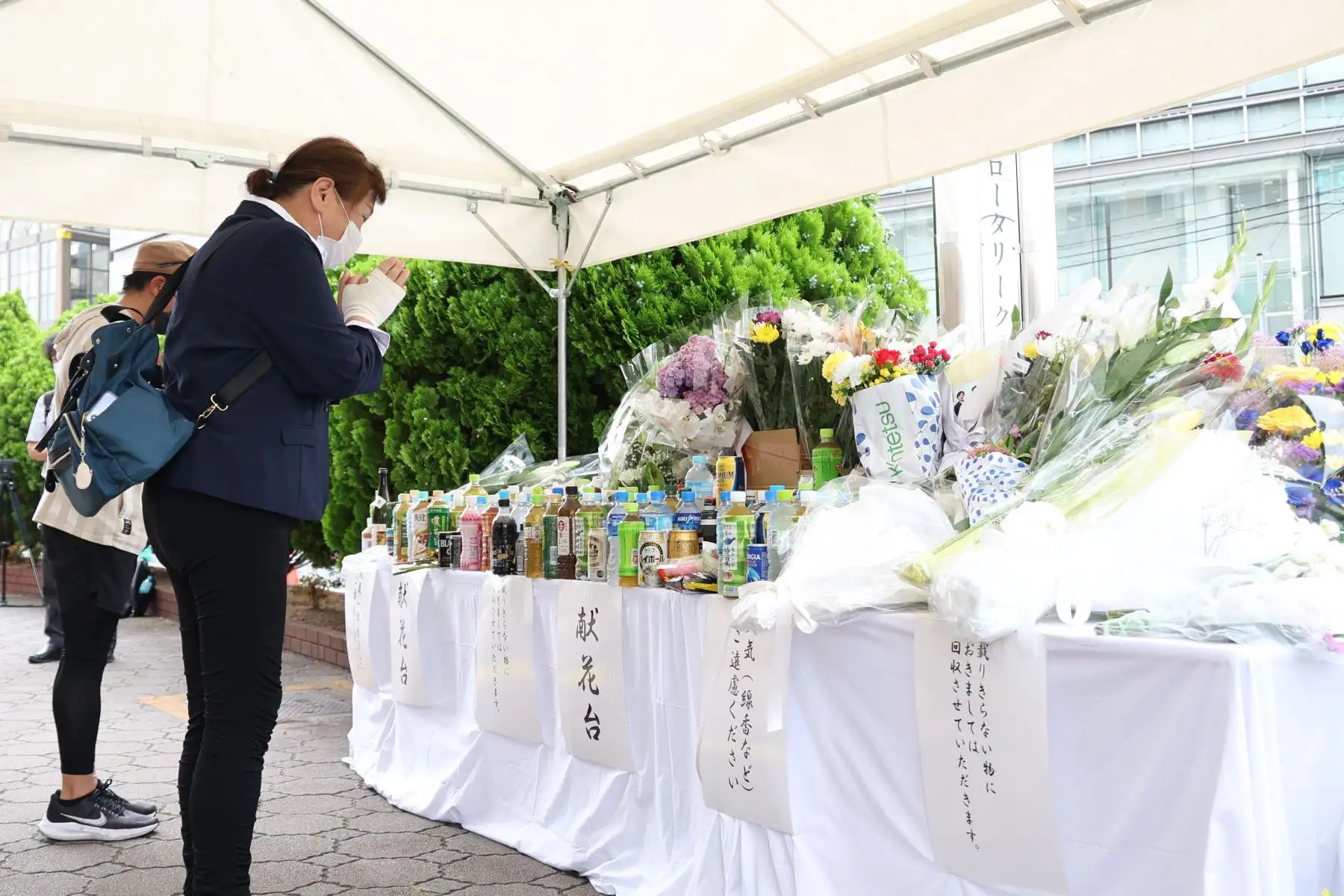 La gente ofrece flores y reza en el sitio donde el ex primer ministro japonés Shinzo Abe fue asesinado a tiros cerca de la estación Yamato-Saidaiji en Nara, Japón.
Foto: EFE