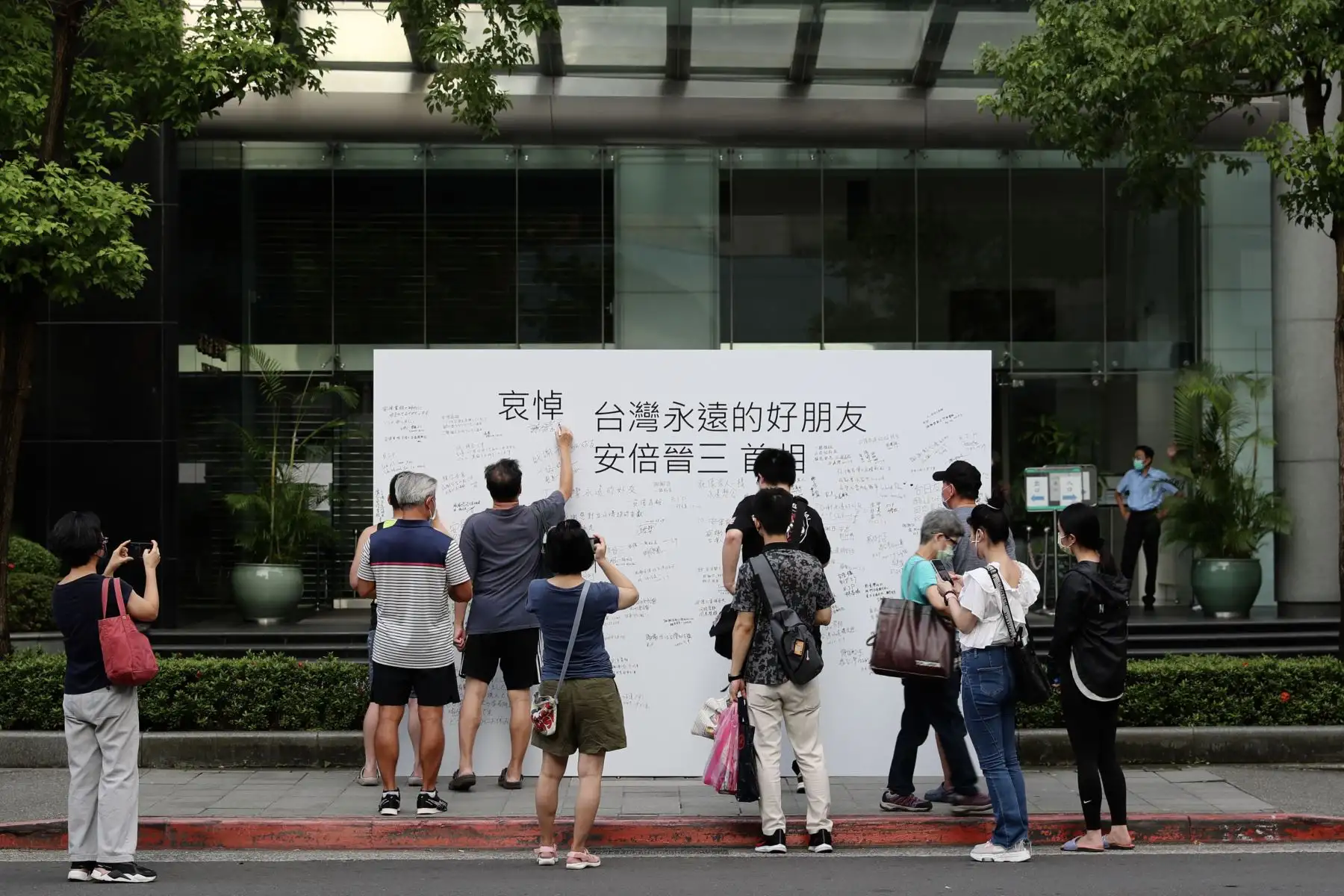 La gente escribe mensajes mientras lloran la muerte del ex primer ministro de Japón, Shinzo Abe, frente a la oficina de la Asociación de Intercambio Japón-Taiwán en Taipei, Taiwán.
Foto: AFP