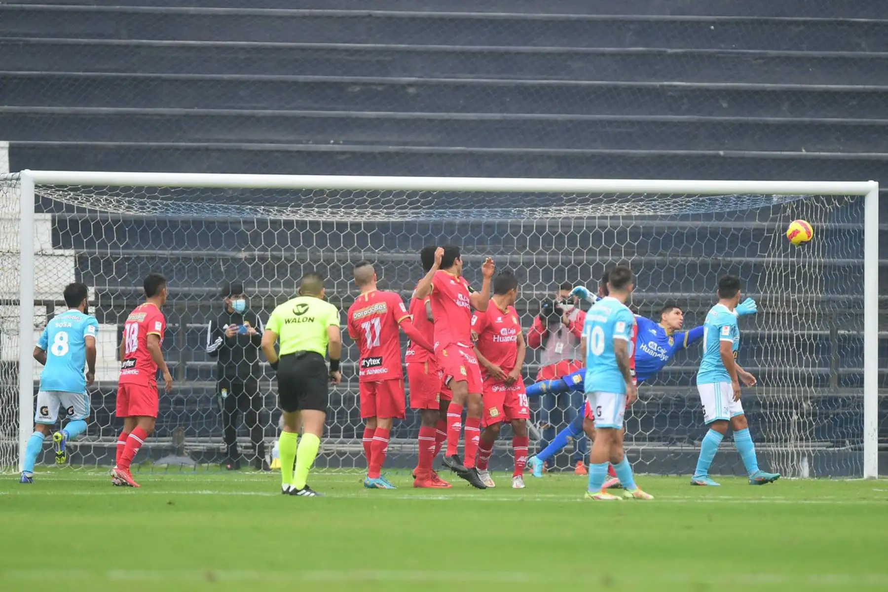 Marín Távara de Sporting Cristal anota un gol de tiro libre ante Sport Huancayo  por la primera fecha del Torneo Clausura Liga 1 en el Estadio Alejandro Vilanueva.
Foto: Liga 1