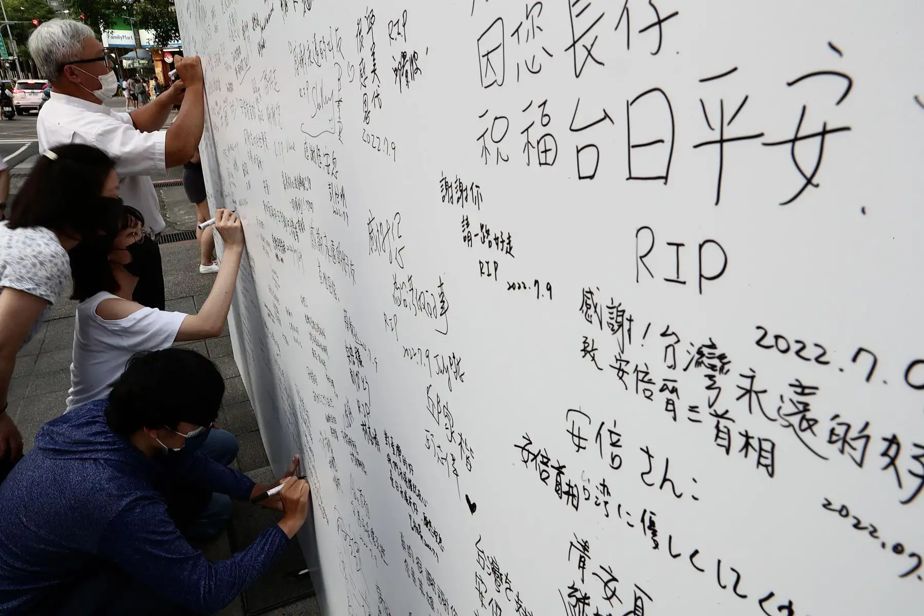 La gente escribe mensajes mientras lloran la muerte del ex primer ministro de Japón, Shinzo Abe, frente a la oficina de la Asociación de Intercambio Japón-Taiwán en Taipei, Taiwán.
Foto: EFE