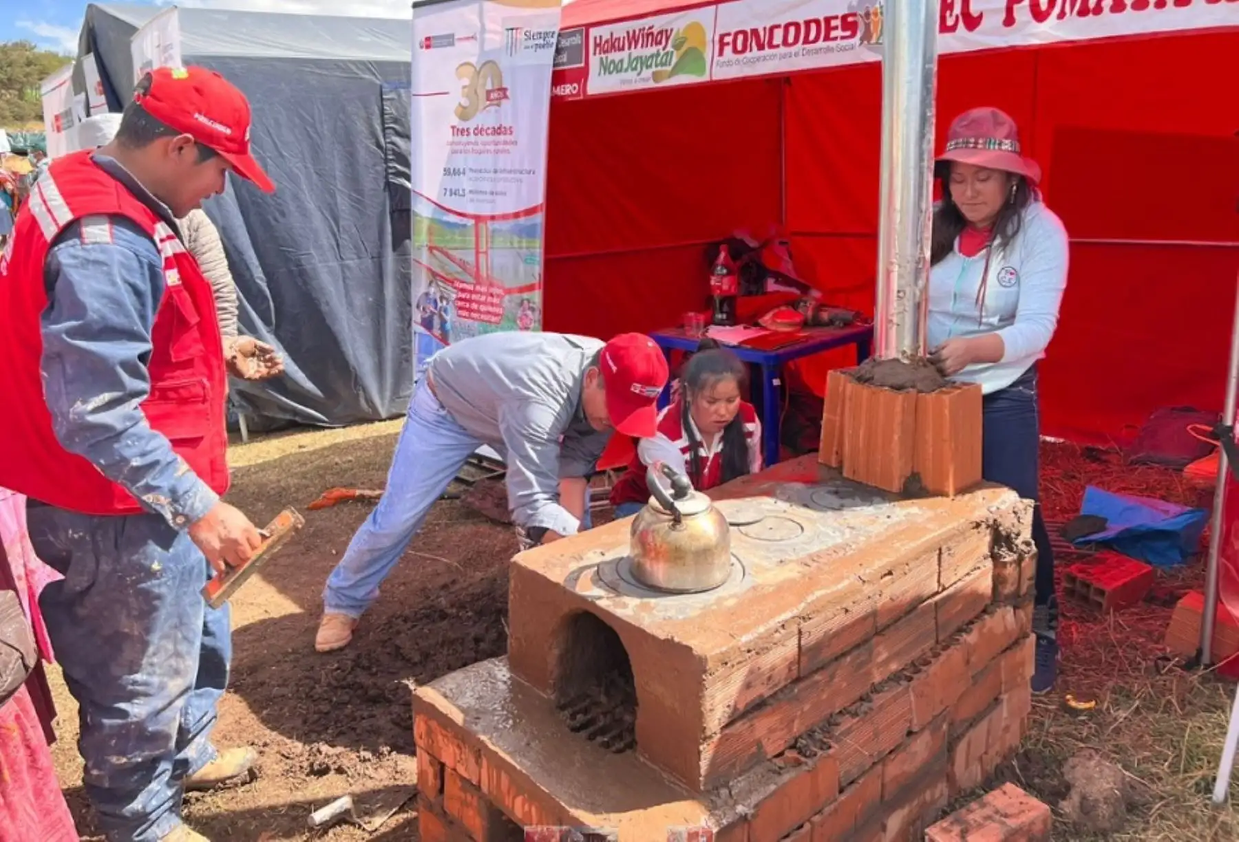 Las cocinas mejoradas optimizan el uso de leña y de bosta y reducen la contaminación por humos tóxicos y cenizas, de esta manera se protege la salud y la vida de las familias rurales.
