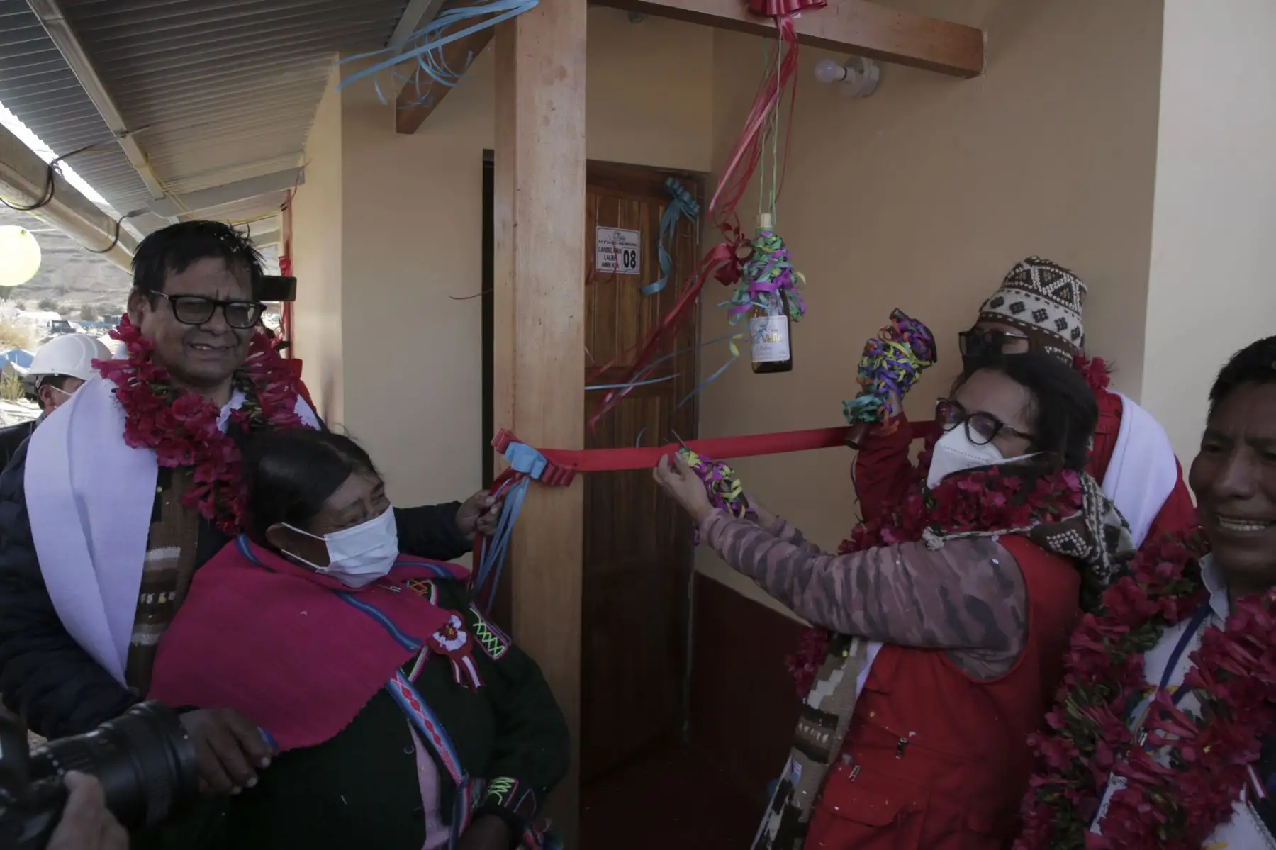 El Gobierno entregó hoy un lote de 32 viviendas bioclimáticas Sumaq Wasi que brindarán confort térmico a habitantes del centro poblado Corpa Maquera, en el distrito puneño de Ilave, como parte de las acciones focalizadas que lleva a cabo en el marco del Plan Multisectorial ante Heladas y Friaje 2022-2024. Foto: ANDINA/PCM