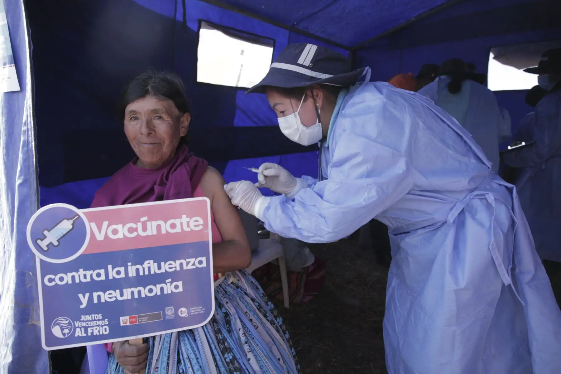 Se vacunó contra la influenza, neumococo y el covid-19. Además se entregó prendas de abrigo a habitantes del centro poblado puneño Corpa Maquera. Foto: ANDINA/PCM