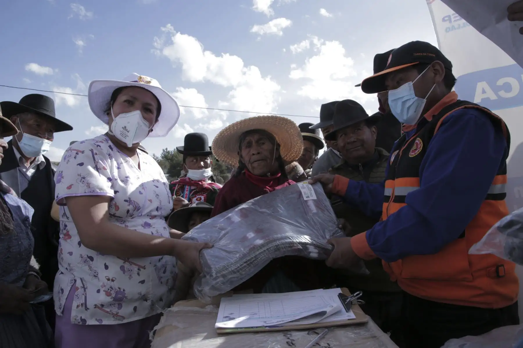 El Gobierno entregó hoy un lote de 32 viviendas bioclimáticas Sumaq Wasi que brindarán confort térmico a habitantes del centro poblado Corpa Maquera, en el distrito puneño de Ilave, como parte de las acciones focalizadas que lleva a cabo en el marco del Plan Multisectorial ante Heladas y Friaje 2022-2024. Foto: ANDINA/PCM