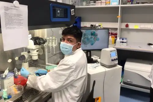 El piurano Miguel Camacho Rufino estudia la relación entre las bacterias y el cáncer, lo que podría dar nuevas pistas sobre el desarrollo de un tratamiento contra la enfermedad. Foto: ANDINA/Difusión