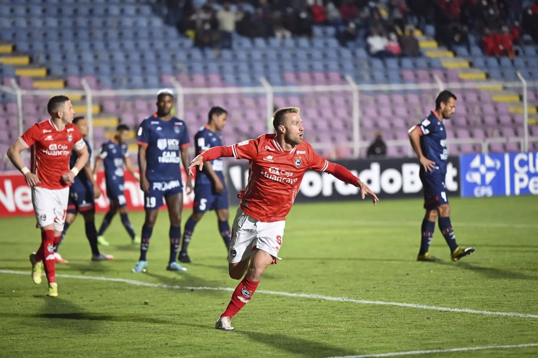 Cienciano choca ante UCV por la fecha 1 del Torneo Apertura de la Liga 1, en el estadio Inca Garcilaso de la Vega. Danilo "el toro" Carando anotó el 1 a 0. Foto: Club Cienciano