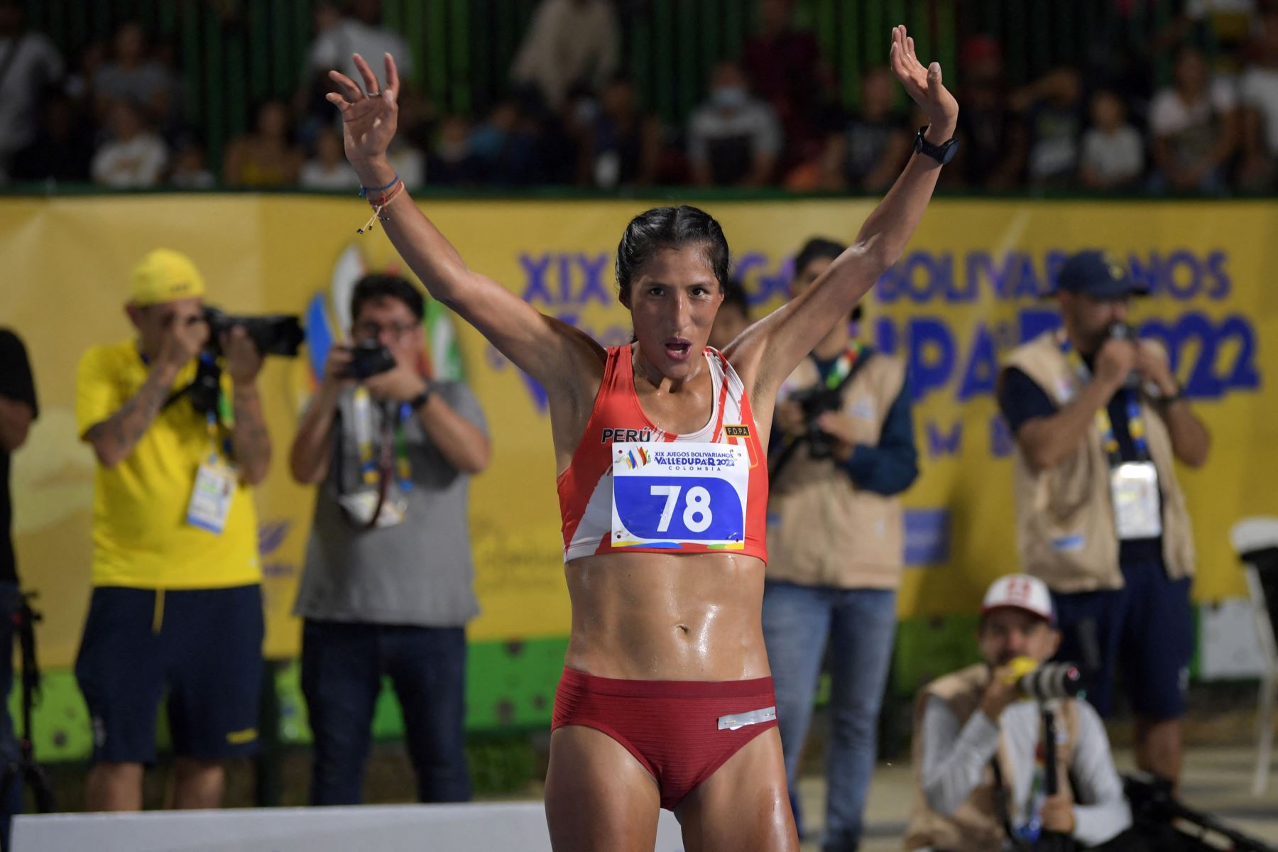 La atleta peruana Jovana de la Cruz celebra después de ganar la final femenina de 10000 m de los XIX Juegos Bolivarianos en Valledupar, departamento de Cesar, Colombia.
Foto: AFP