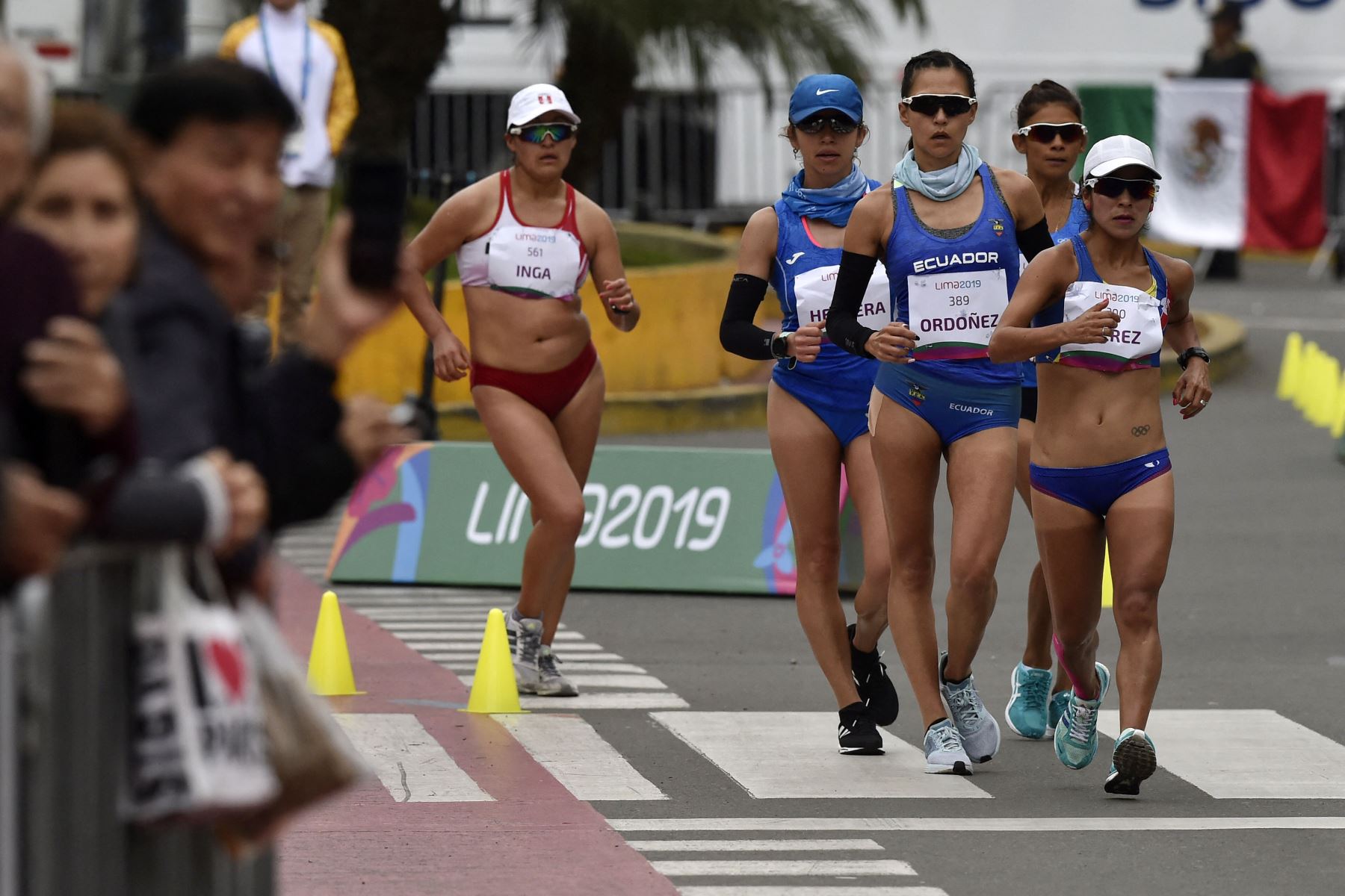 La peruana Evelyn Inga compite en la final de la marcha de 50k de mujeres durante los Juegos Panamericanos Lima 2019 en Lima.
Foto: AFP