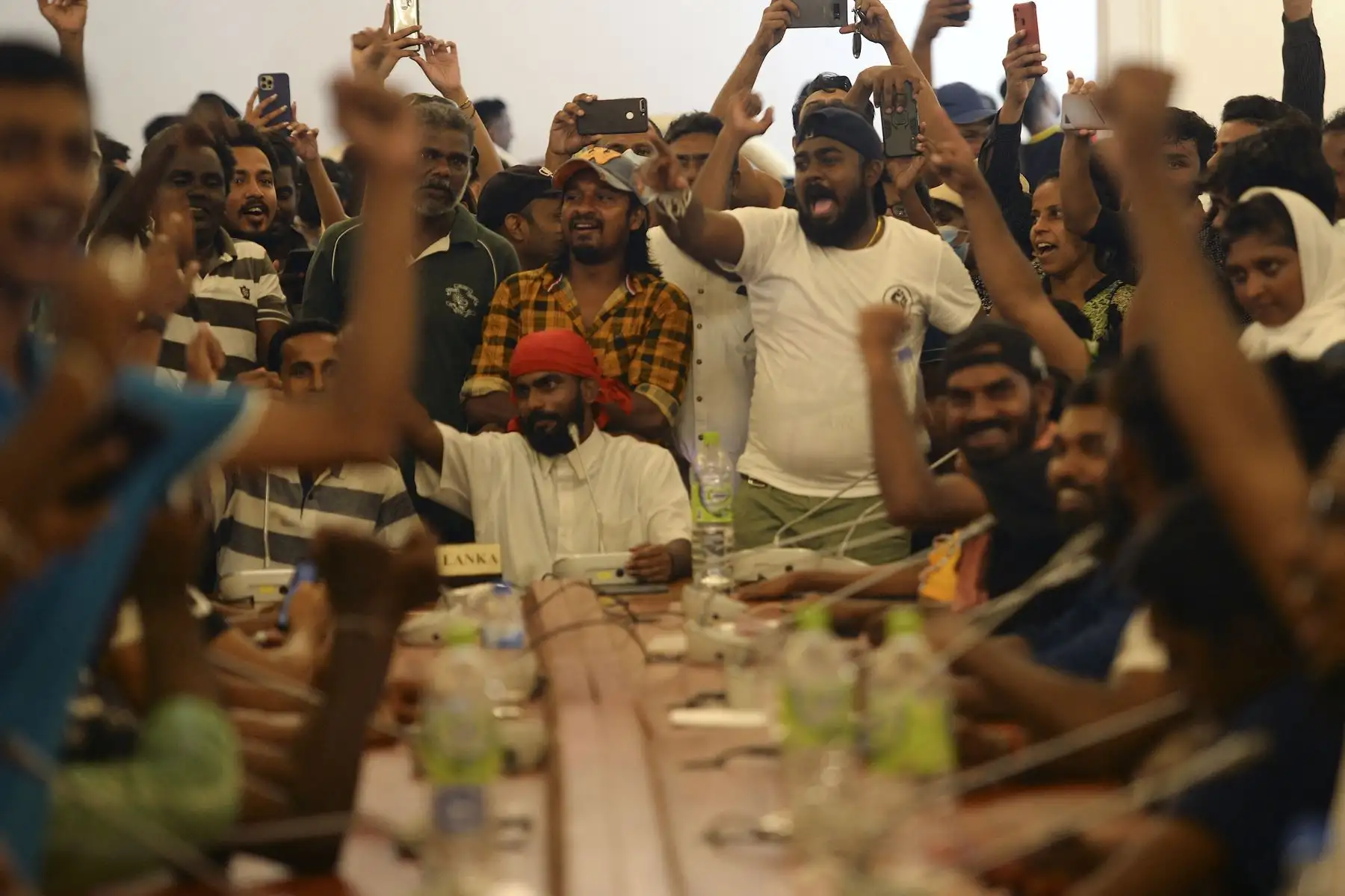 La gente se agolpa dentro del palacio presidencial de Sri Lanka, en Colombo, un día después de que fuera invadido por manifestantes antigubernamentales. 
Foto: AFP