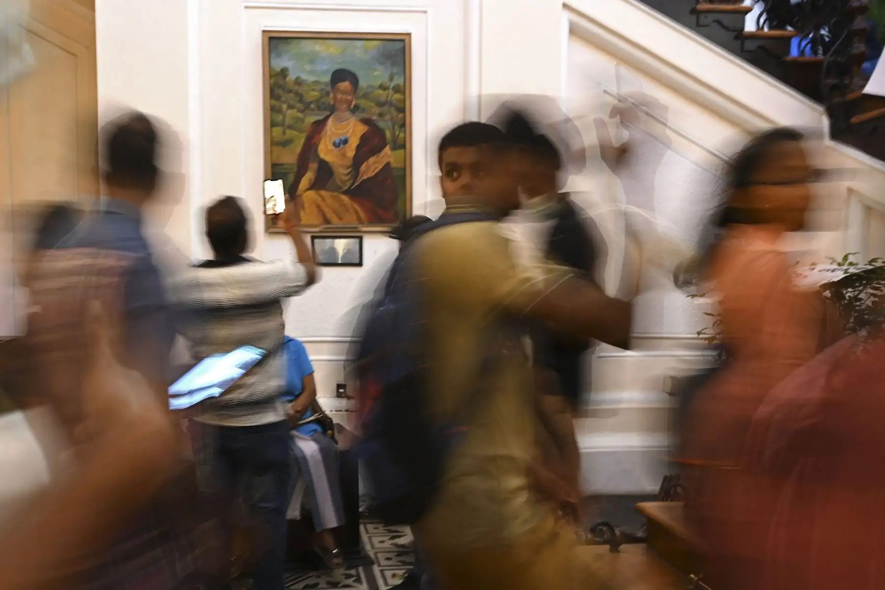 La gente se agolpa dentro del palacio presidencial de Sri Lanka, en Colombo, un día después de que fuera invadido por manifestantes antigubernamentales. 
Foto: AFP