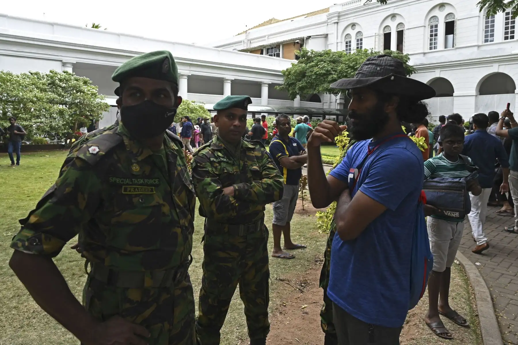 Un hombre habla con cadetes de un grupo de trabajo especial dentro de las instalaciones del palacio presidencial de Sri Lanka, en Colombo.
Foto: AFP